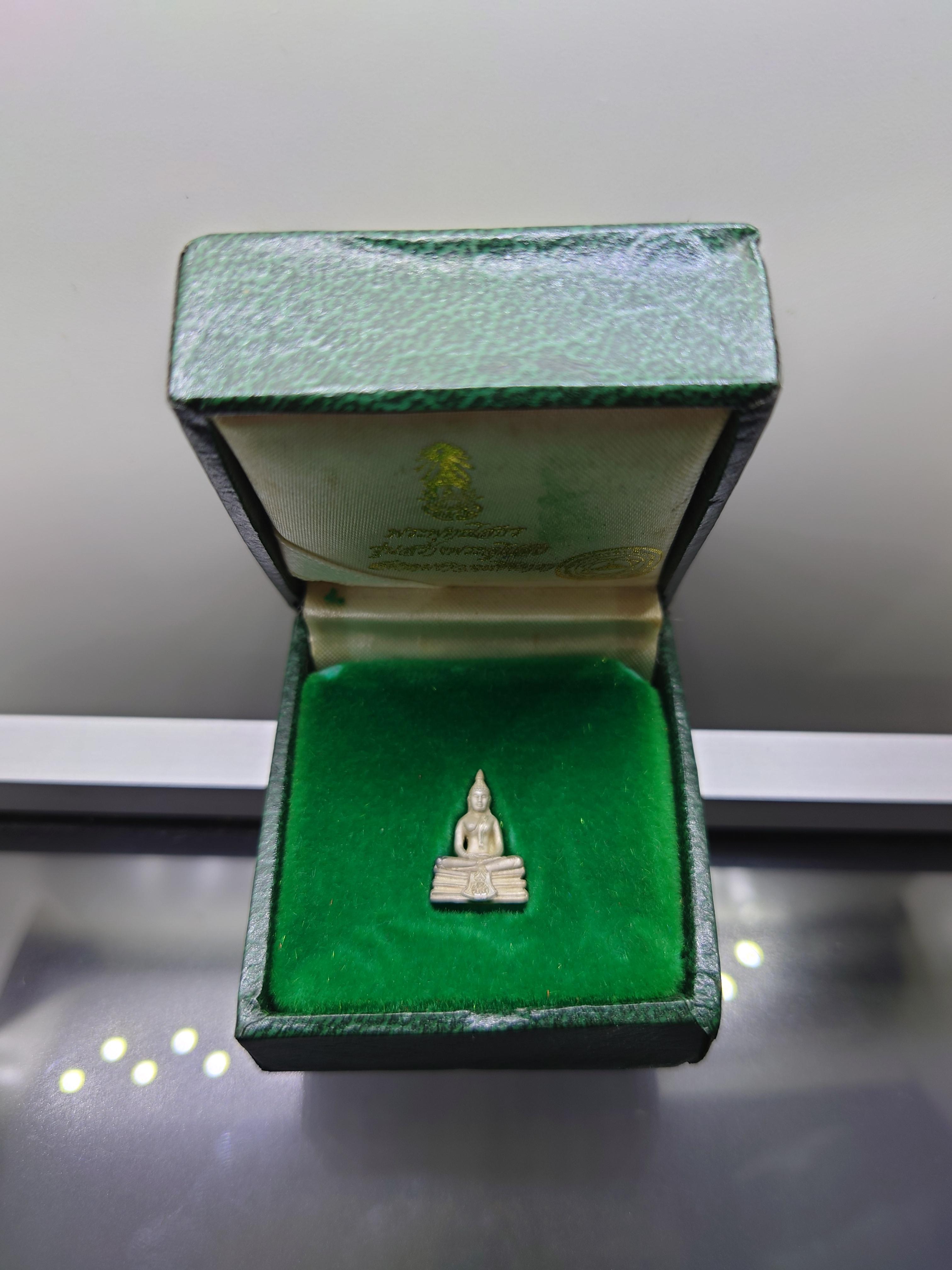 พระพุทธโสธร เนื้อเงิน รุ่นสร้างพระอุโบสถ พิมพ์เล็ก ขนาดสูง 1.5 เซ็น ปี 2539 พร้อมกล่องเดิม