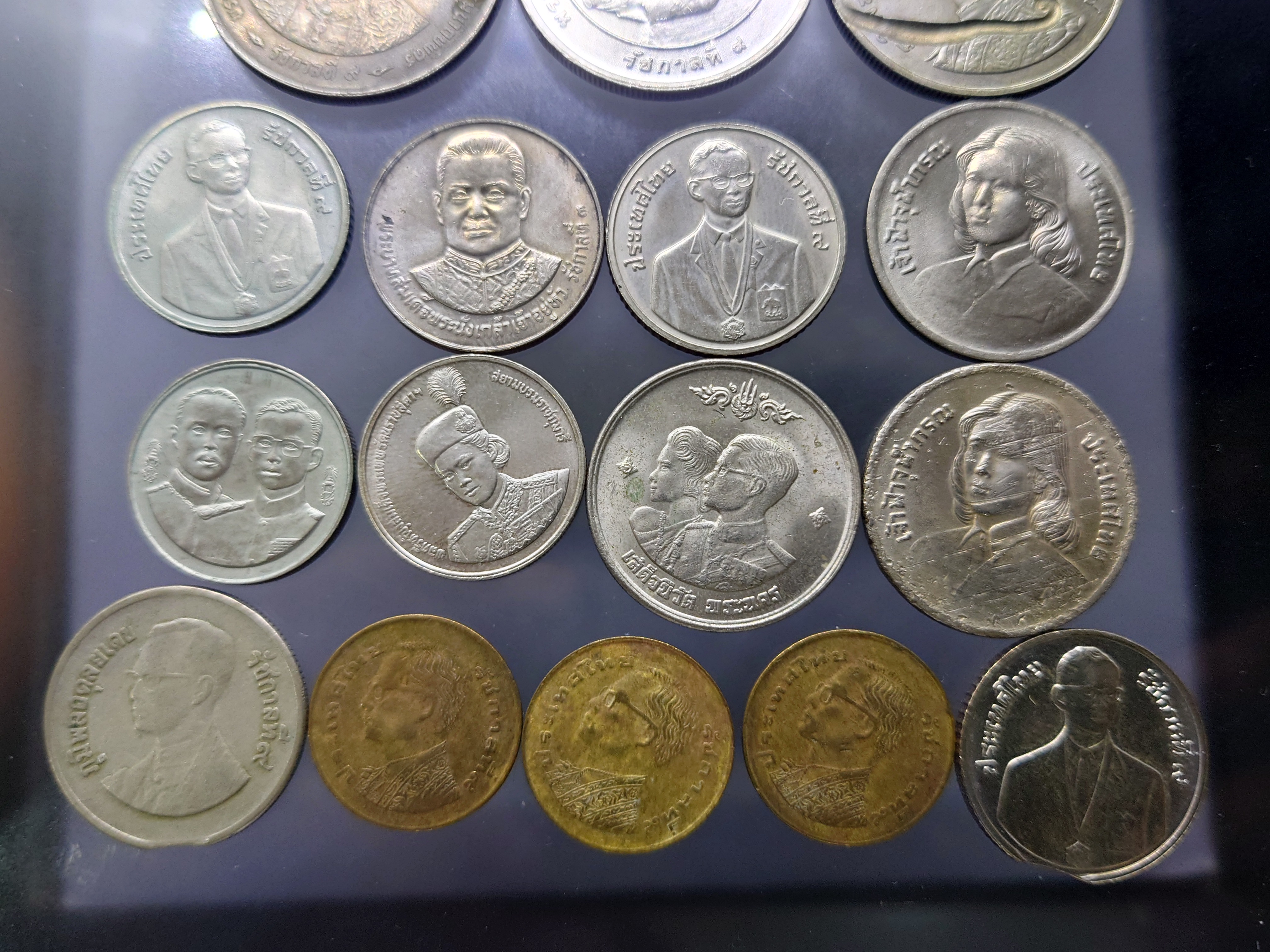 ชุด 19 เหรียญ เหรียญกษาปณ์ที่ระลึก ตามภาพ