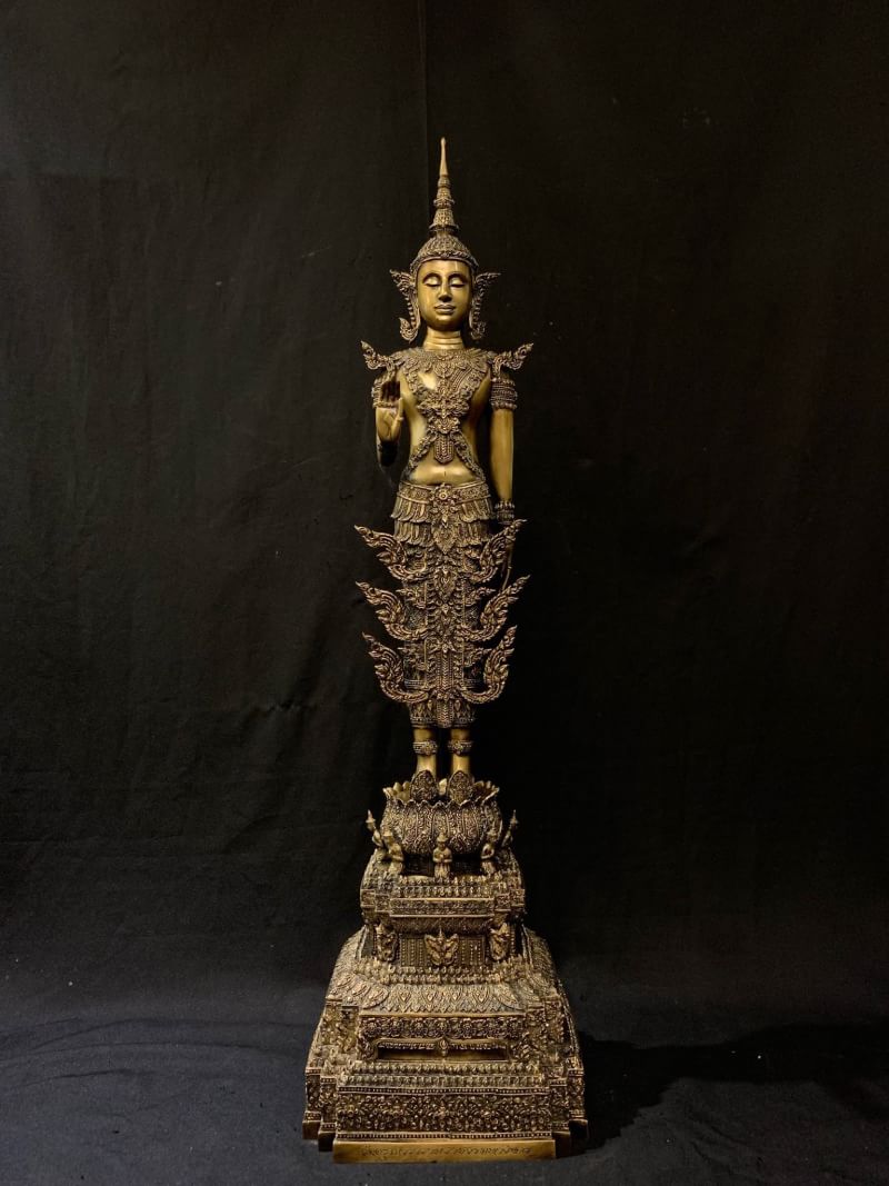 พระพุทธรูปทรงเครื่องจักรพรรดิ์ องค์ใหญ่ สูง 1 เมตร
