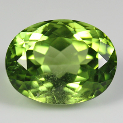 เพอริโด (Peridot) 4.74 กะรัต สีเขียวอมเหลือง เม็ดใหญ่ จากปากีสถาน
