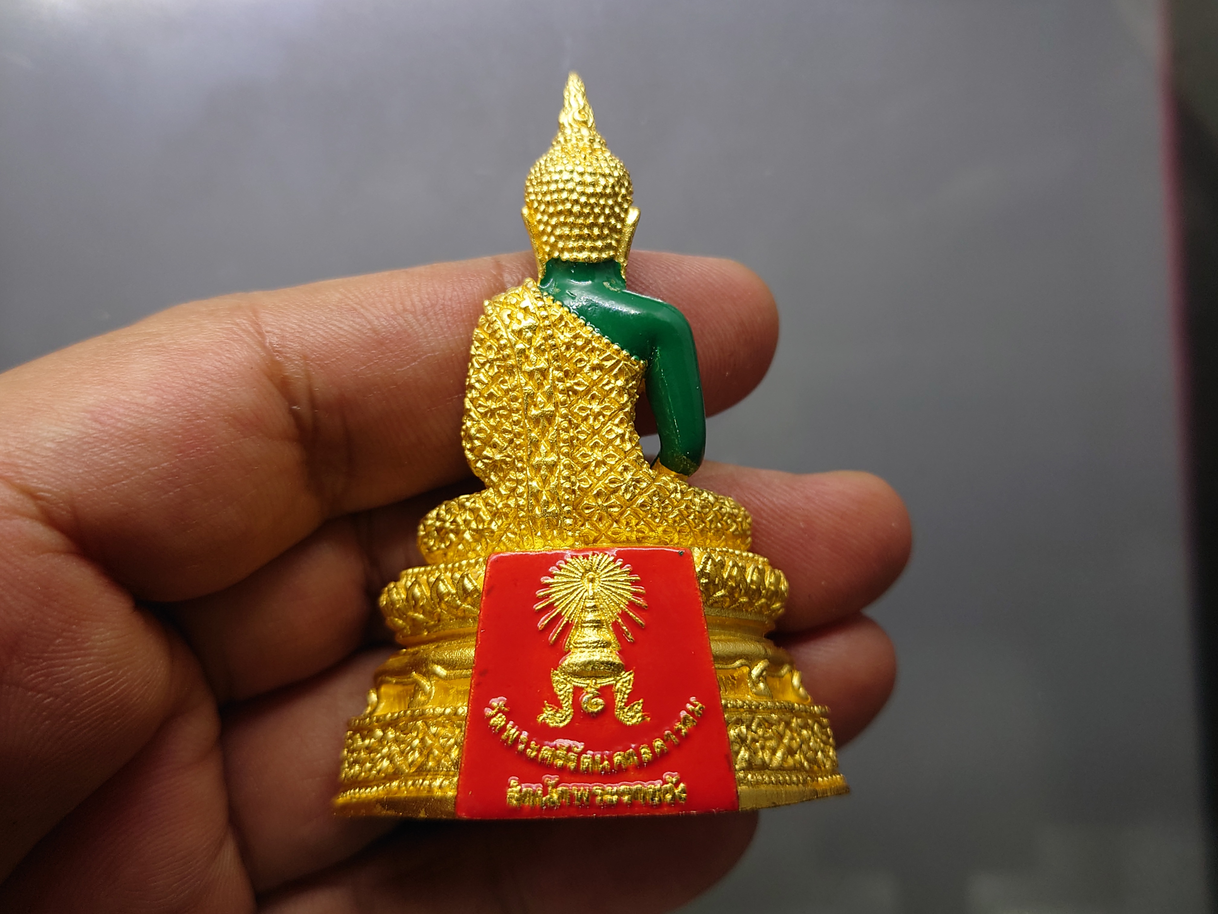 พระแก้วมรกต ทรงฤดูฝน (ขนาดสูง 6.3 เซน) เนื้อโลหะเคลือบสีเขียว เครื่องทรงชุบทอง สำนักพระราชวัง สร้าง พุทธาภิเษก ณ วัดพระศรีรัตนศาสดาราม พ.ศ.2547 ซีลเดิม รับประกันแท้