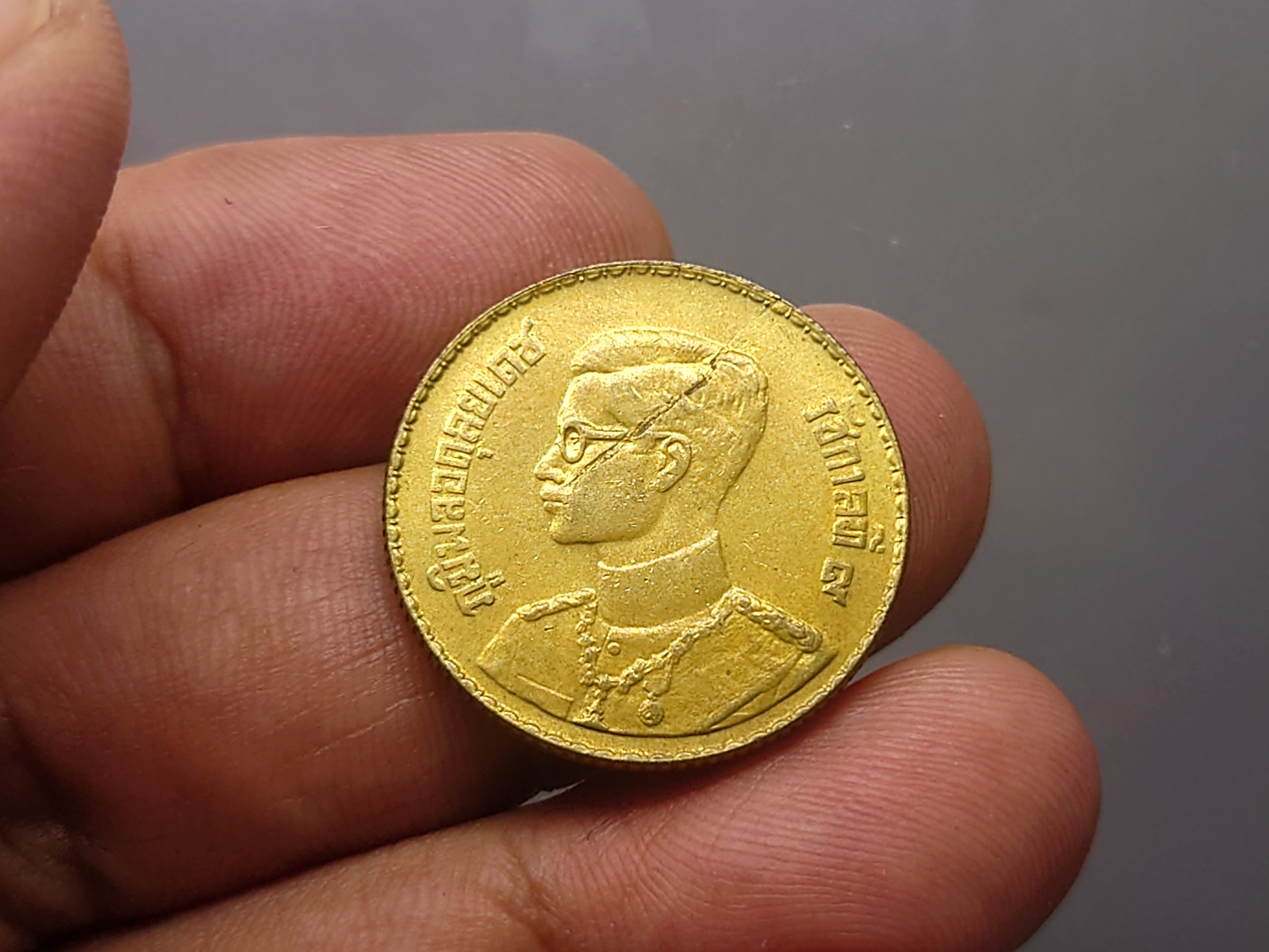 เหรียญ 50 สตางค์ สีทองเหลือง พ.ศ.2493 ไม่ผ่านใช้ เก่าเก็บ มีคราบเก่า มีรอยจากการผลิต