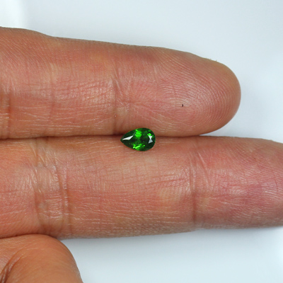 **ขายแล้ว**โครมไดออปไซด์ (Chrome Diopside) 0.47 กะรัต สีเขียว เม็ดเล็ก น่ารัก
