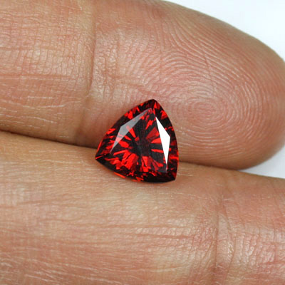 **ขายแล้ว**โกเมนสีม่วงเเดงหรือโรโดไลท์ (Rhodolite Garnet) 2.12 กะรัต ม่วงเเดงเข้ม รูปร่างดี ไฟดี