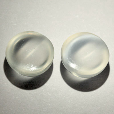 มูนสโตนตาแมว หรือ มุกดาหารตาเเมว (Cat's eye Moonstone) น้ำหนักรวม 5.80 กะรัต สีขาว เนื้อเนียน มีตาเเมว มาเป็นคู่