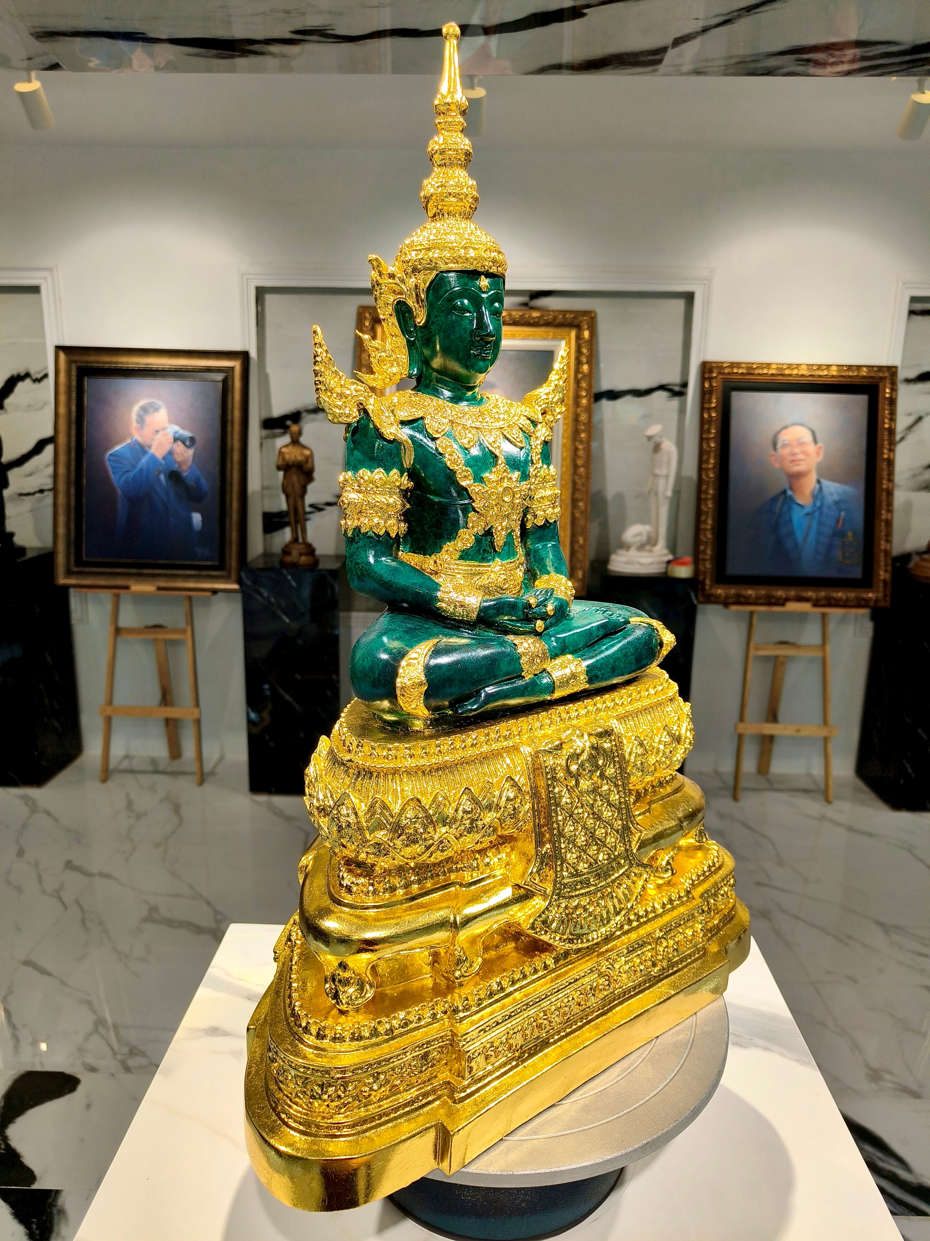 พระพุทธรูป พระแก้วมรกต ทรงเครื่องฤดูร้อน หน้าตัก 9 นิ้ว พิธีสมโภช กรุงรัตนโกสินทร์ 200 ปี วัดพระศรีรัตนศาสดาราม พ.ศ.2525