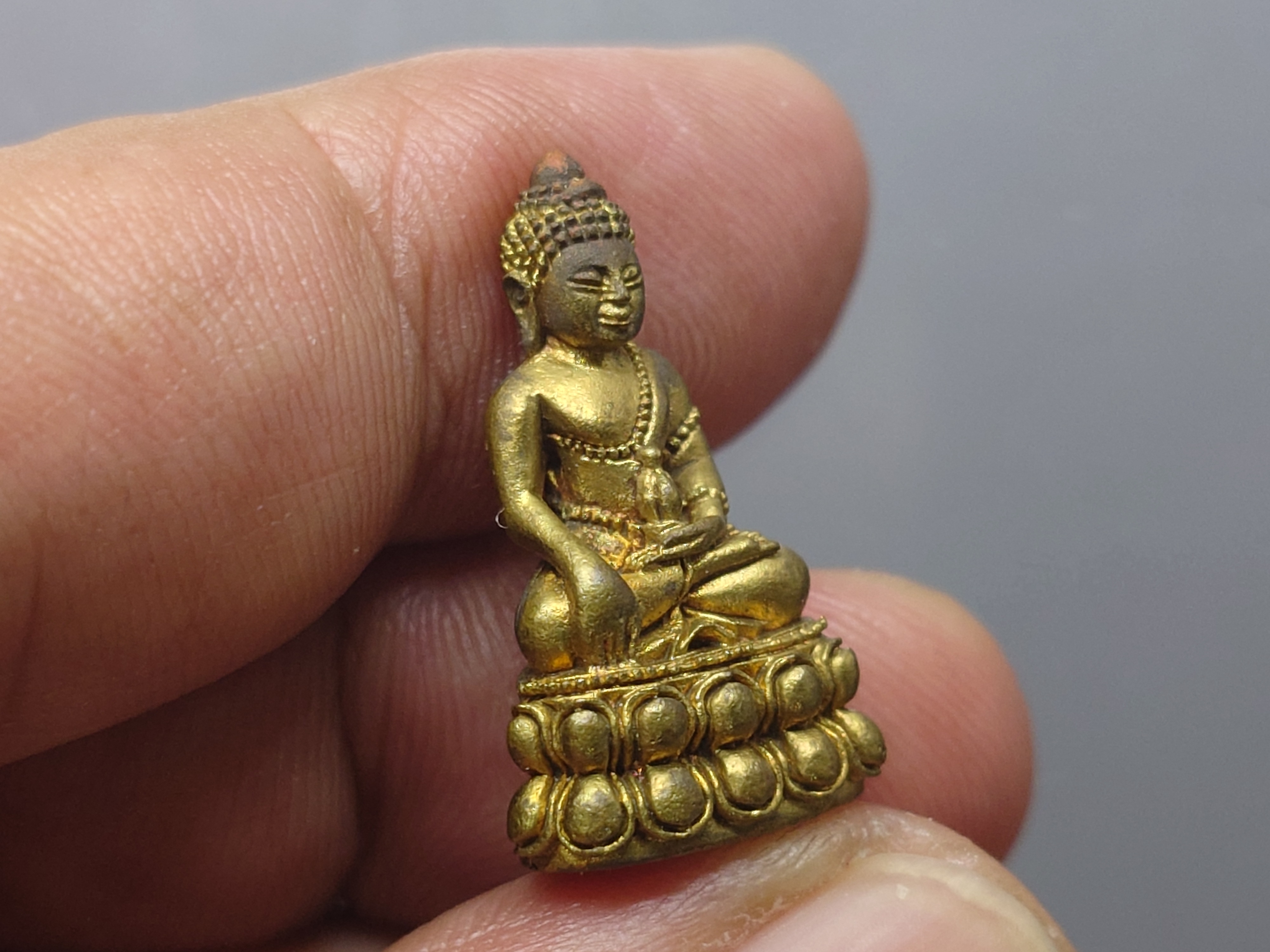 พระชัยวัฒน์ ตั๊กม้อ (เนื้อเงิน นวะ สัมฤทธิ์) ปลุกเสก 2 พิธีใหญ่ 2 แผ่นดินไทย-จีน วัดสุทัศนฯ-วัดกวงซิ่ว เมืองกวงโจว ประเทศจีน ปี2537 พร้อมกล่องเดิม