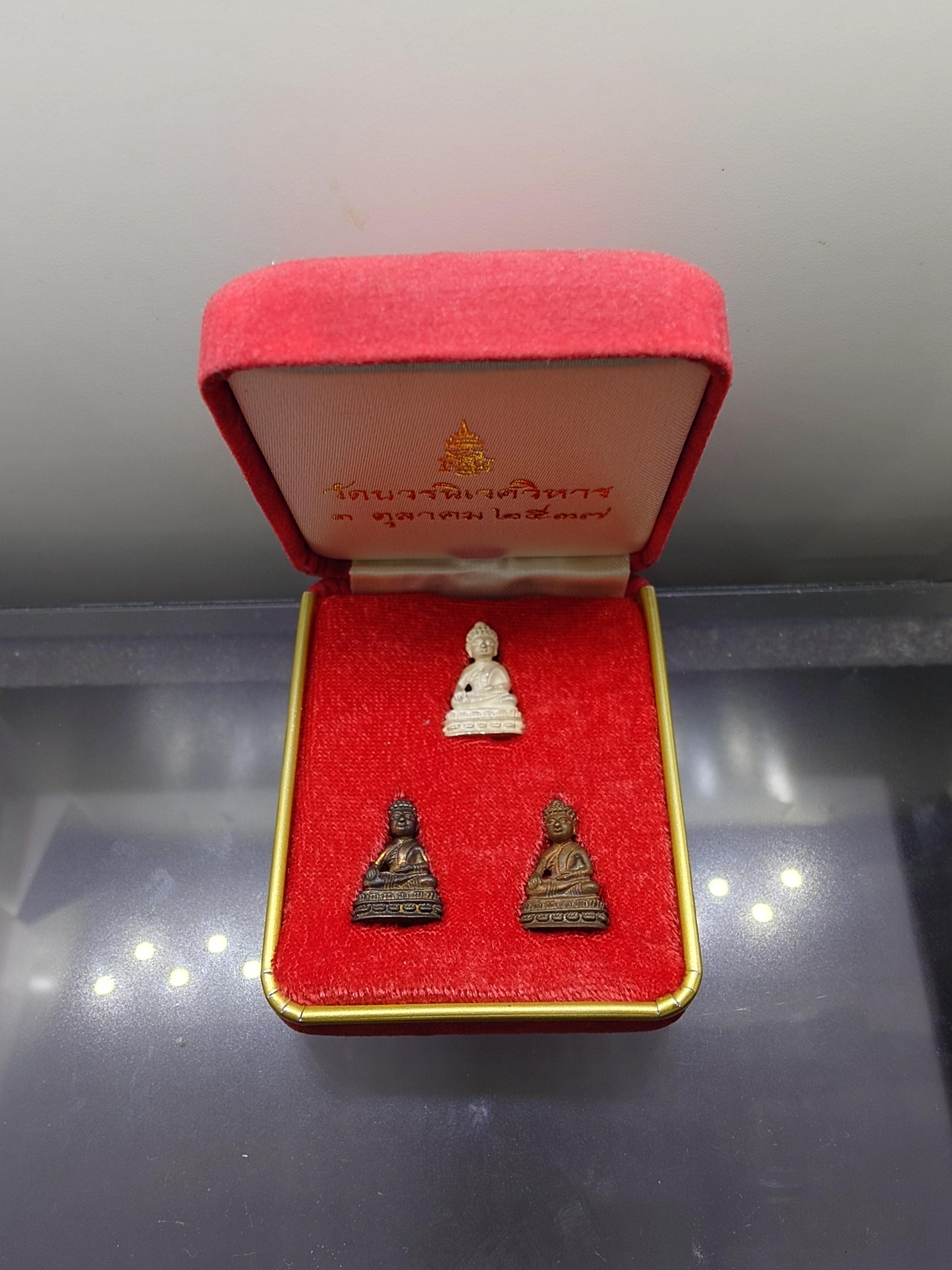 พระชัยวัฒน์เจ้าสัว(จ่อซั่ว)(ชุด 3 องค์ เนื้อเงิน นวะ สัมฤทธิ์) สมเด็จพระญาณสังวร สมเด็จพระสังฆราช วัดบวรนิเวศวิหาร ปี 2537 พร้อมกล่องเดิม