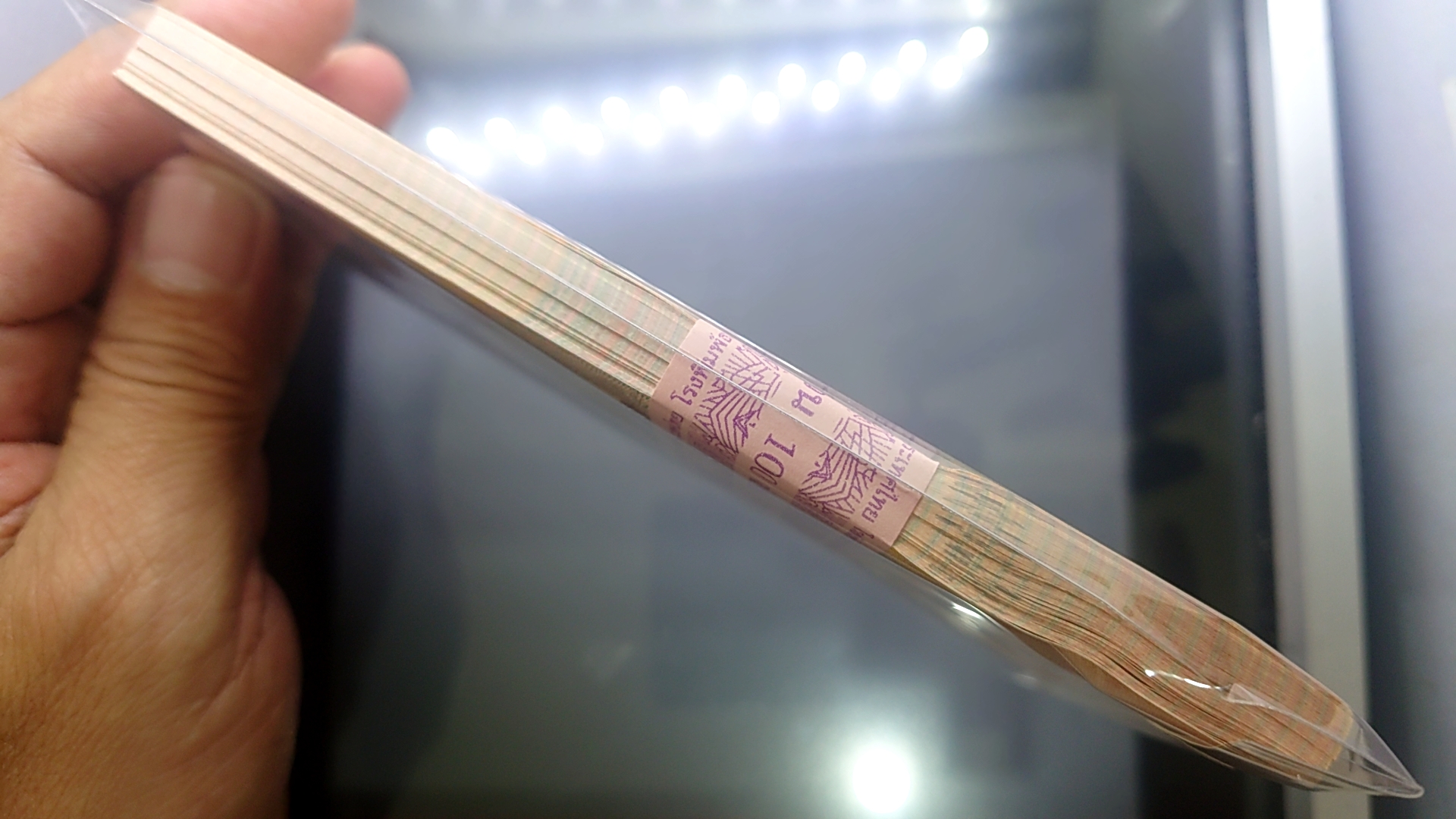 ธนบัตร 100 บาท (ยกแหนบ 100 ใบ เลขเรียง) หมวด 9 K มีเลข 9 หน้า 9 หลัง ที่ระลึกเนื่องในพระราชพิธีบรมราชาภิเษก รัชกาลที่10 พุทธศักราช 2562 ไม่ผ่านใช้