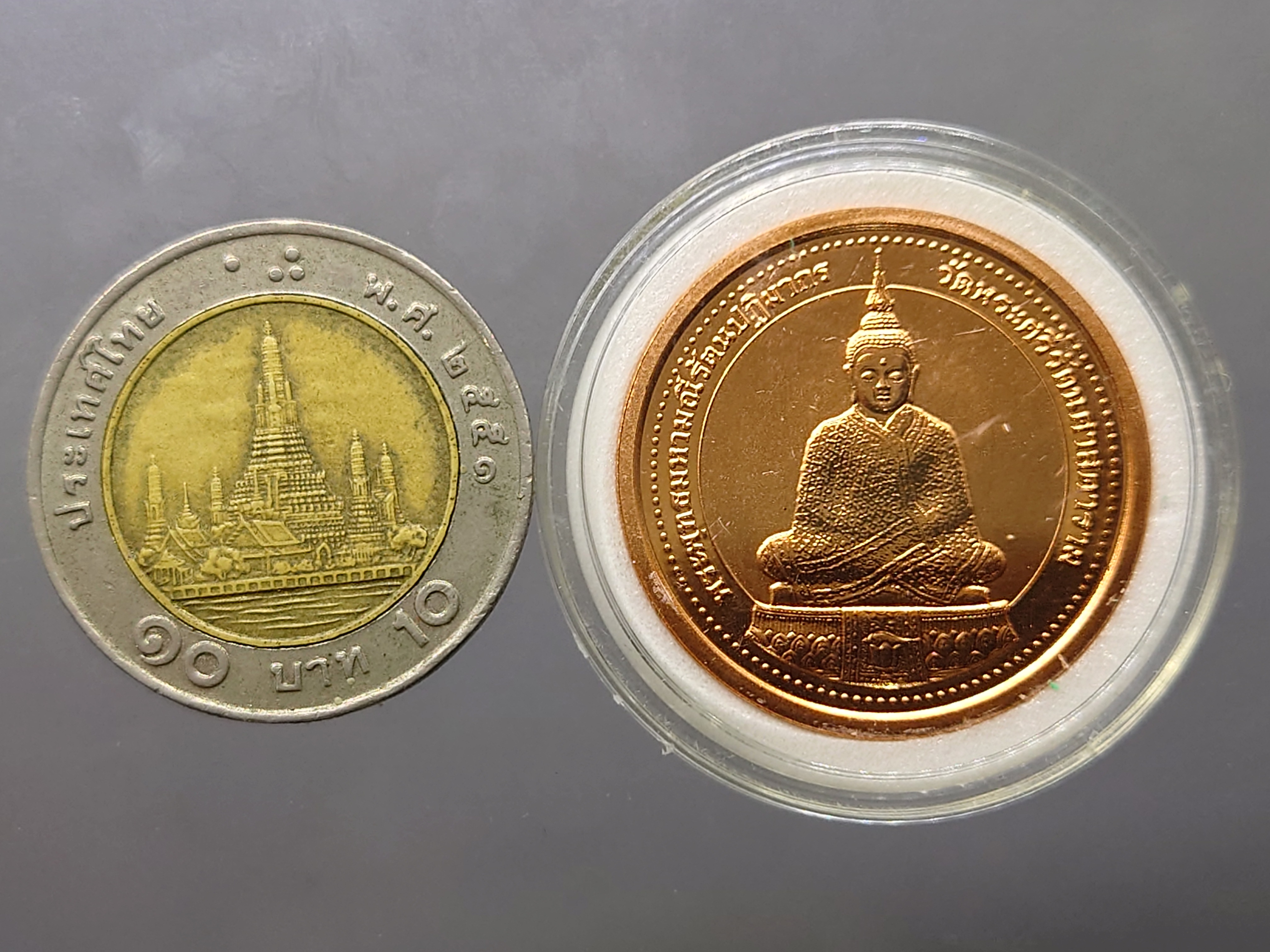 พระแก้วมรกตทรงฤดูหนาว หลัง สธ เนื้อทองแดงขัดเงาพ่นทราย พิมพ์เล็ก ขนาด 27 มิล บล๊อกอังกฤษ POBJOY MINT วัดบวรๆ 2538 พร้อมกล่องเดิม