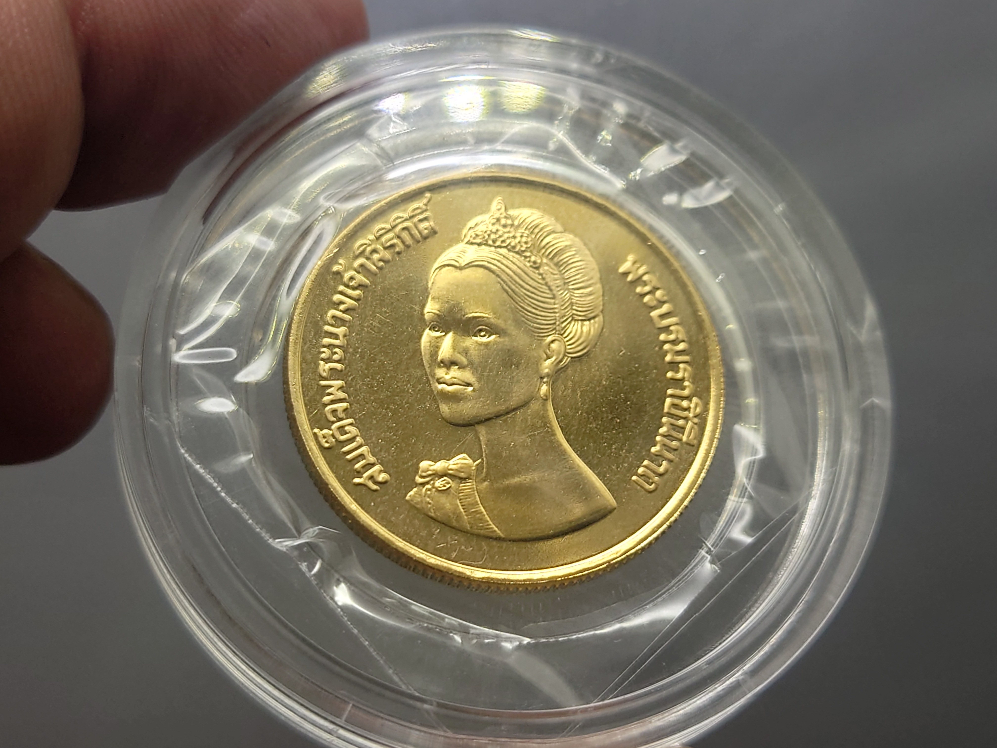 เหรียญทองคำ เหรียญ 6000 บาท (หนัก 15 กรัม) ที่ระลึกเฉลิมพระชนมพรรษา 50 พรรษา พระบรมราชินีนาถ พ.ศ.2525