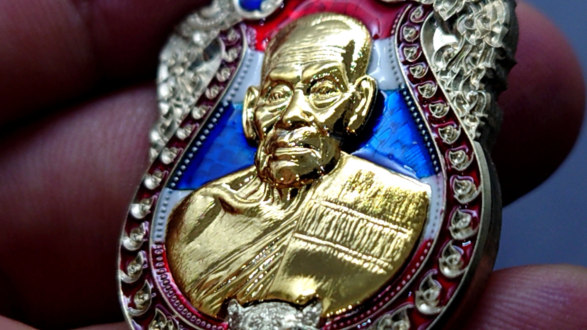 เหรียญเสมาเสือคาบดาบ รุ่น2 อัลปาก้าหน้ากากชุบทอง(กรรมการ)ลงยาธงชาติขอบแดงซุ้มน้ำเงิน หลวงพ่อพัฒน์ วัดห้วยด้วน โคท 65