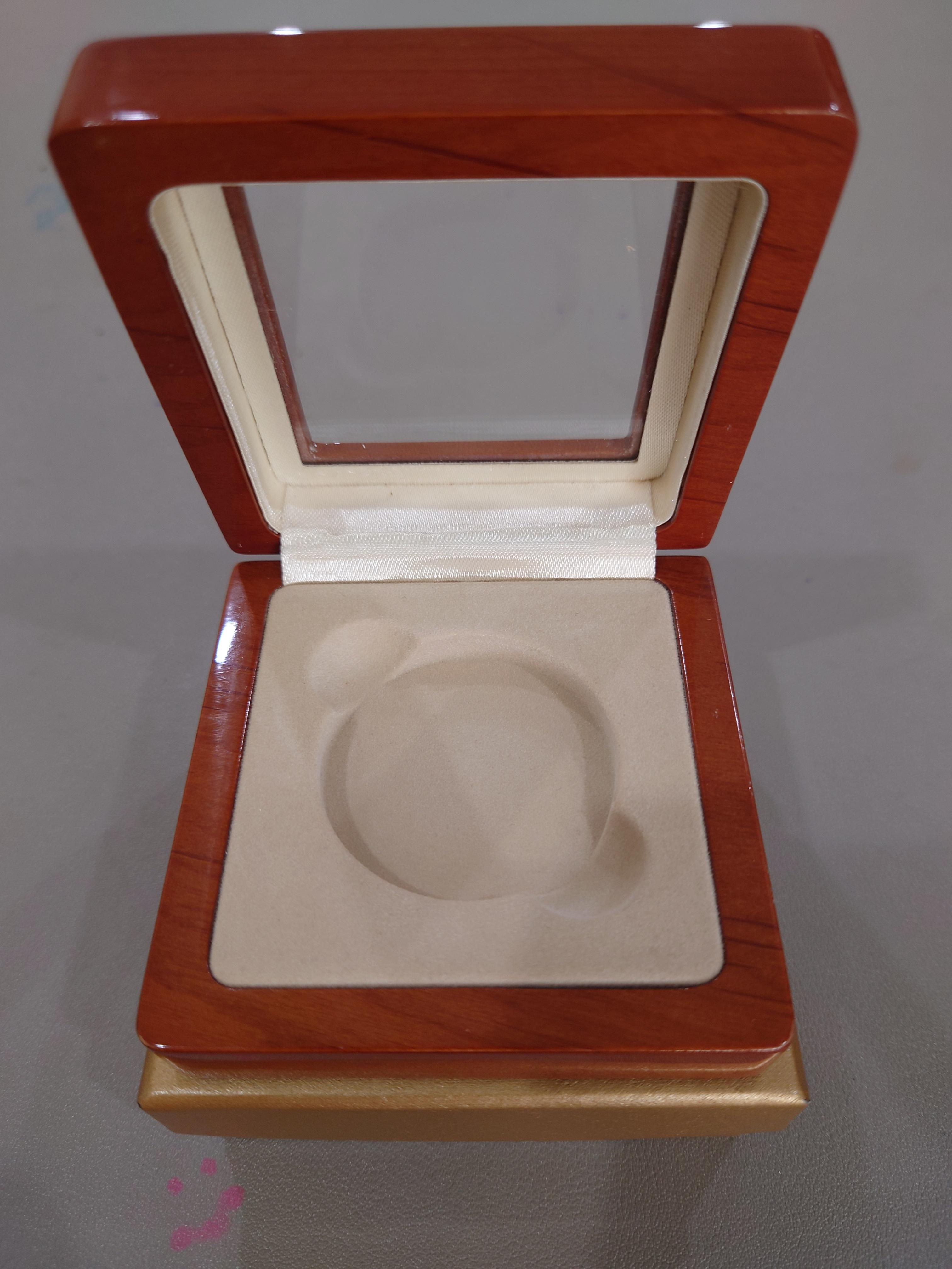 กล่องไม้ฝาใส ตรงรุ่นสำหรับใส่เหรียญทองคำถวายพระเพลิง ร9 (หรือใส่เหรียญขนาดตลับวงนอก 4.5 เซน) ผ่านใช้ สภาพสวย 95 %