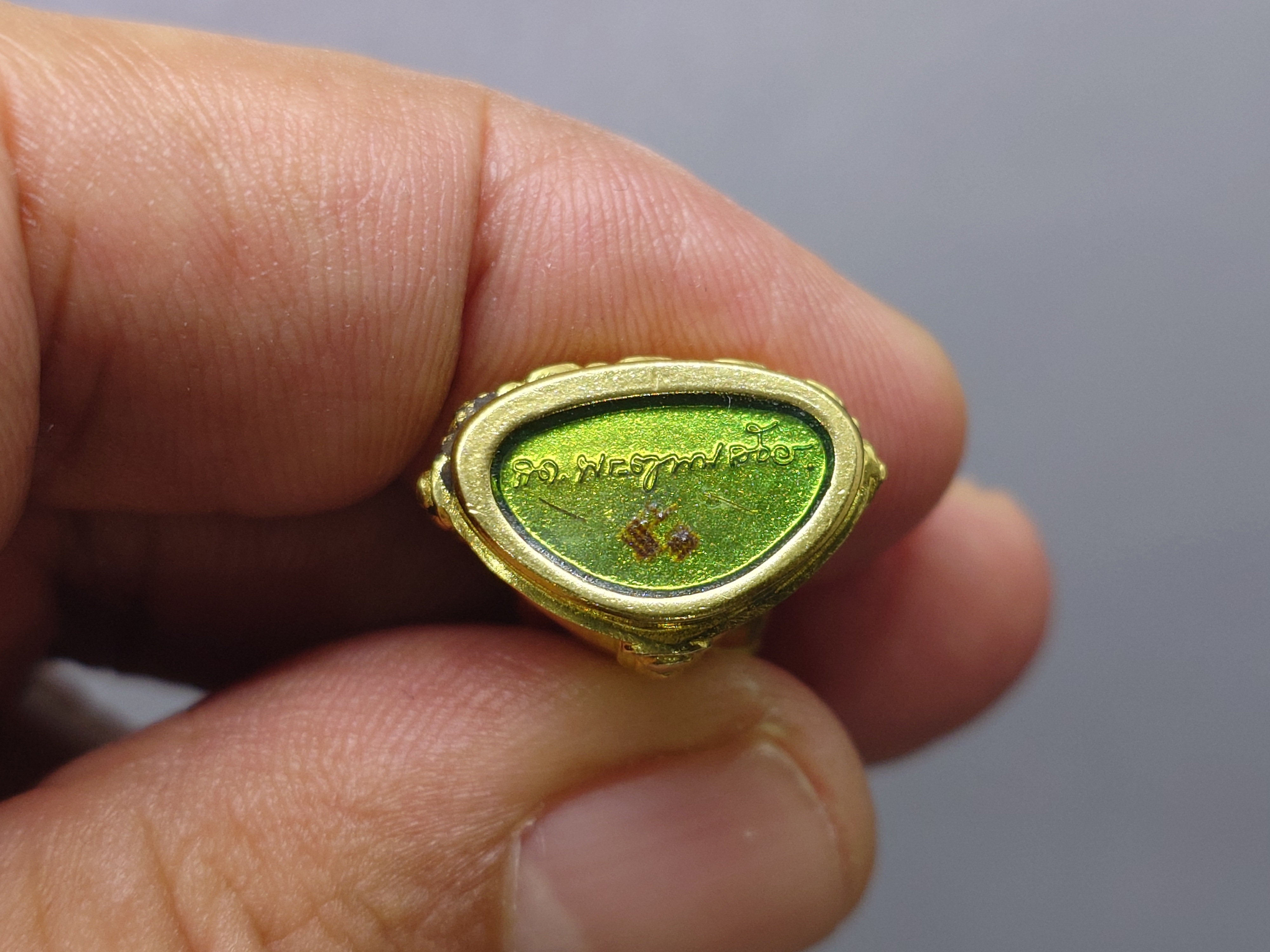 พระกริ่งญาณวเรศ (กริ่งปวเรศน้อย) ฐานบรรจุพระเกศาและจีวร เนื้อทองฝาบาตร พิมพ์ใหญ่ สมเด็จพระญาณสังวรฯ ทรงเจริญพรรษา 100 ปี วัดบวรนิเวศวิหาร ปี2556 พร้อมใบรับรอง