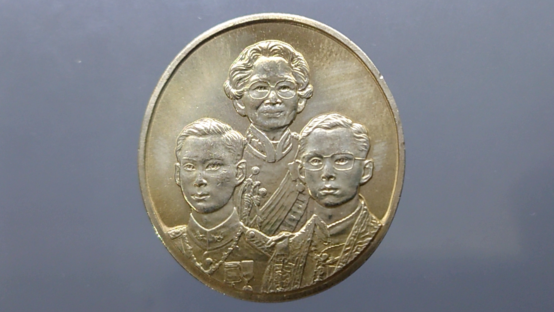 เหรียญเฉลิมพระเกียรติสามพระองค์ เนื้ออัลปาก้า ขนาด 3 เซ็น ปี2542