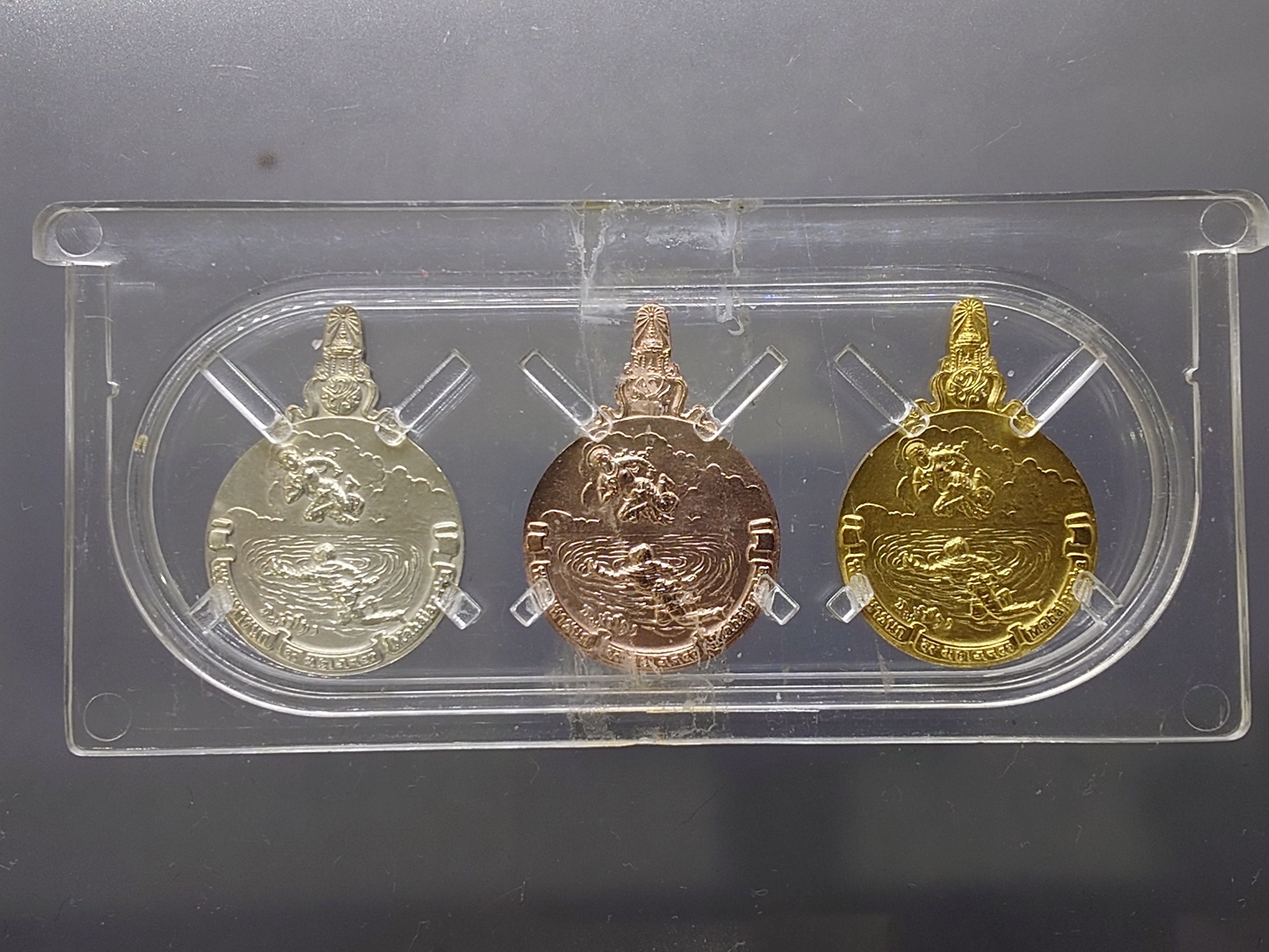 เหรียญพระมหาชนก ครบชุดทองคำ พิมพ์เล็ก (เนื้อทองคำ เนื้อนาค เนื้อเงิน) ปี2542 พร้อมหนังสือ