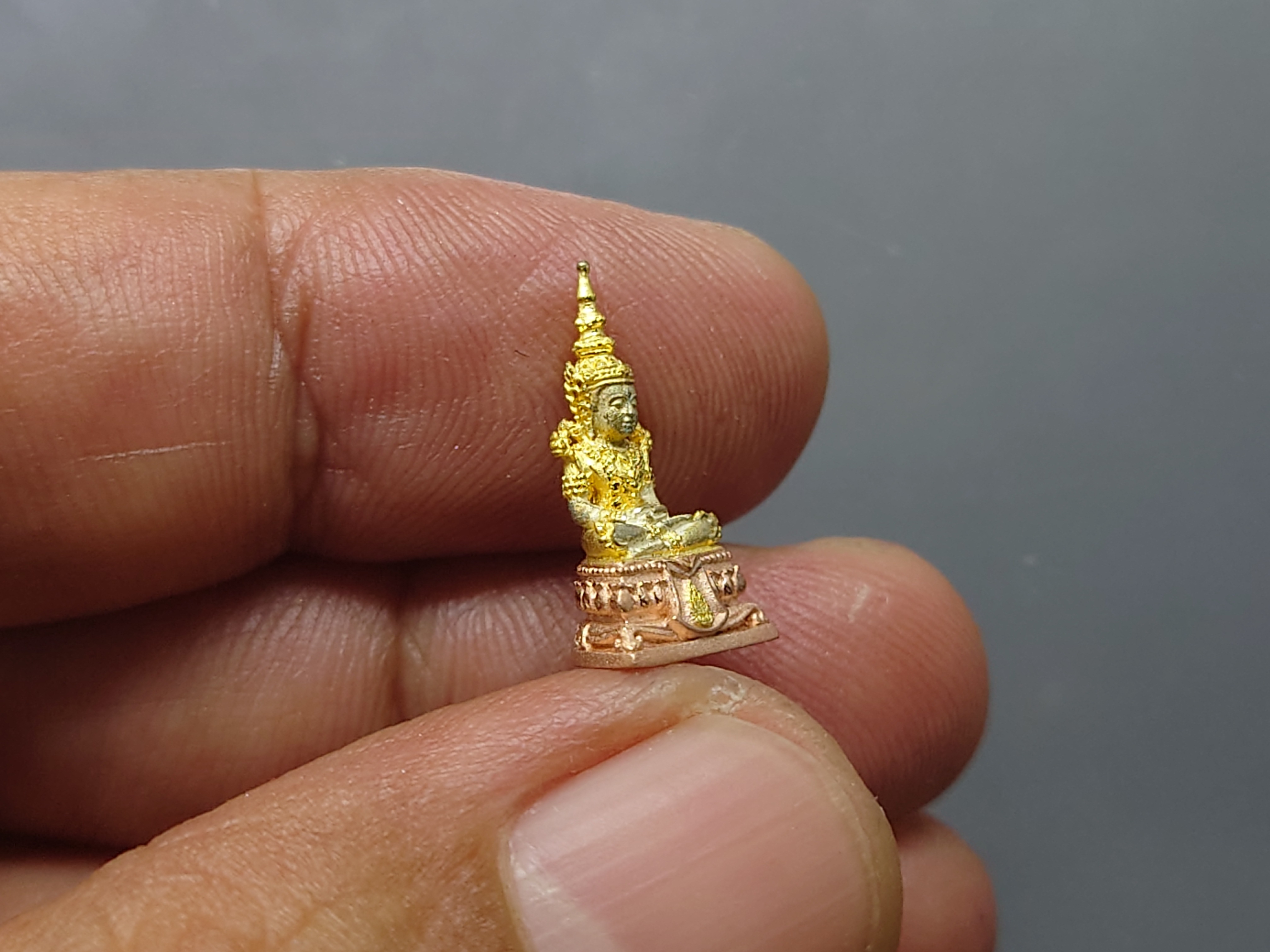 พระแก้วมรกต กรมสรรพสามิต เนื้อเงินสามกษัตริย์ ขนาดสูง 1.7 เซน กรมสรรพสามิต สร้าง ในพระบรมราชานุญาต ปี2550 ตลับเดิม หายาก