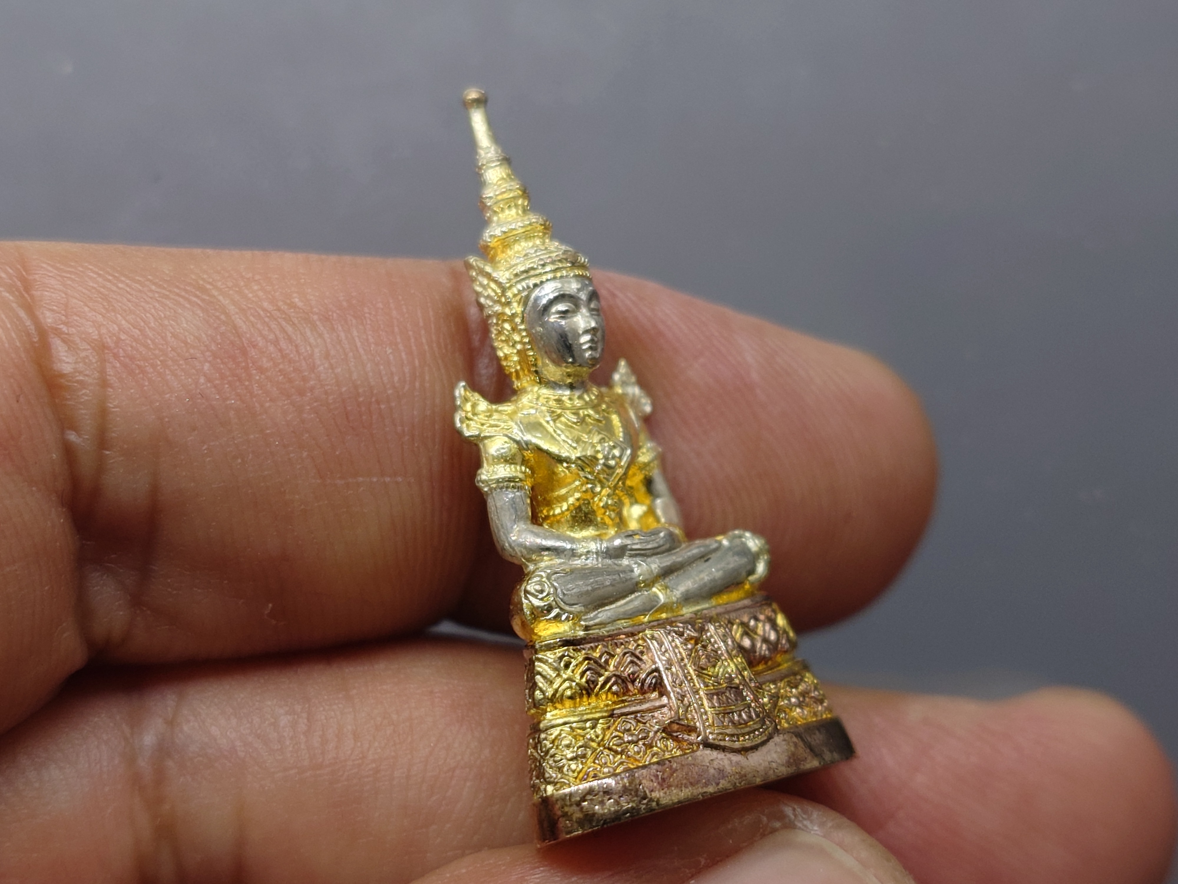 พระแก้วมรกต (พระพุทธมหามณีรัตนปฏิมากร) กรมสรรพสามิต ครบรอบ 64 ปี เนื้อเงินสามกษัตริย์ พ.ศ.2539 พร้อมกล่องเดิม