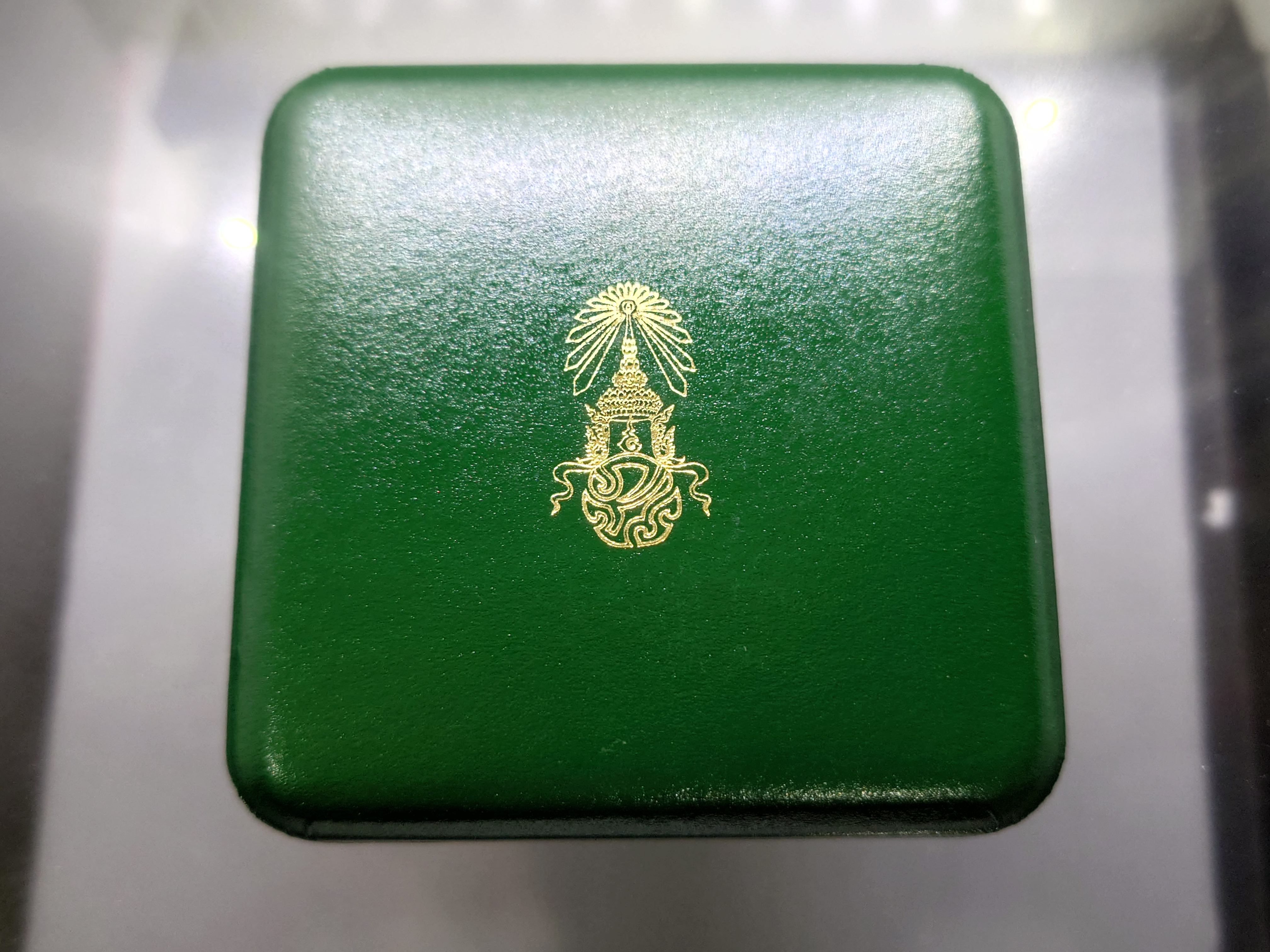 พระแก้วมรกต ทรงฤดูฝน หลัง ภปร เนื้อเงินรมดำพ่นทรายพิเศษ ที่ระลึกเฉลิมพระเกียรติ 75 พรรษา ในหลวง รัชกาลที่9 ธนารักษ์จัดสร้าง พ.ศ.2545 พร้อมกล่องเดิม ใบเซอร์