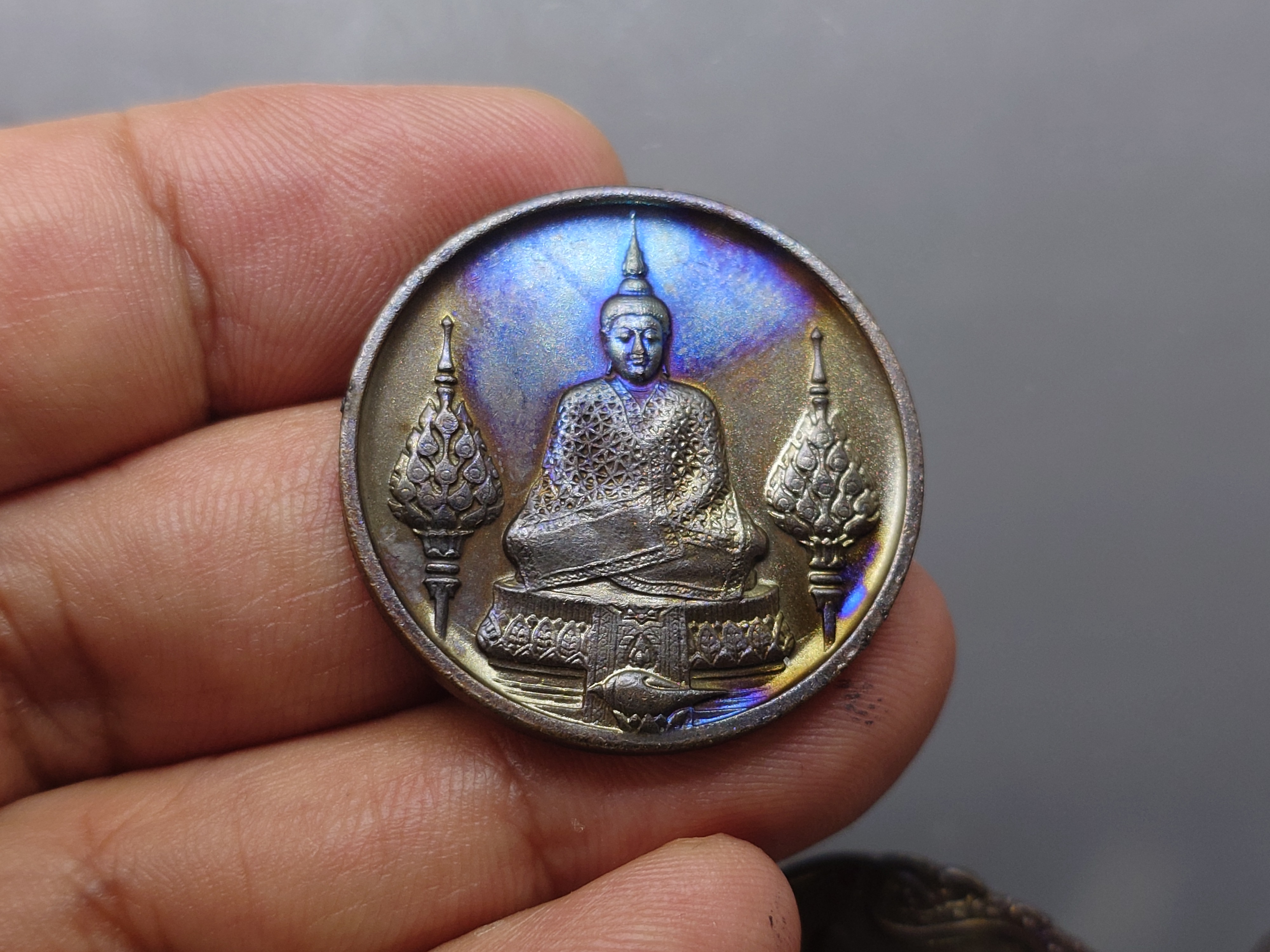 พระแก้วมรกต ภปร รุ่น 2(ชุด 3 ฤดู)ฉลองวัดพระศรืๆ (ด้านหลัง มี ราชศรัทธา) ทองแดงรมดำ ปี2525 พร้อมตลับเดิม