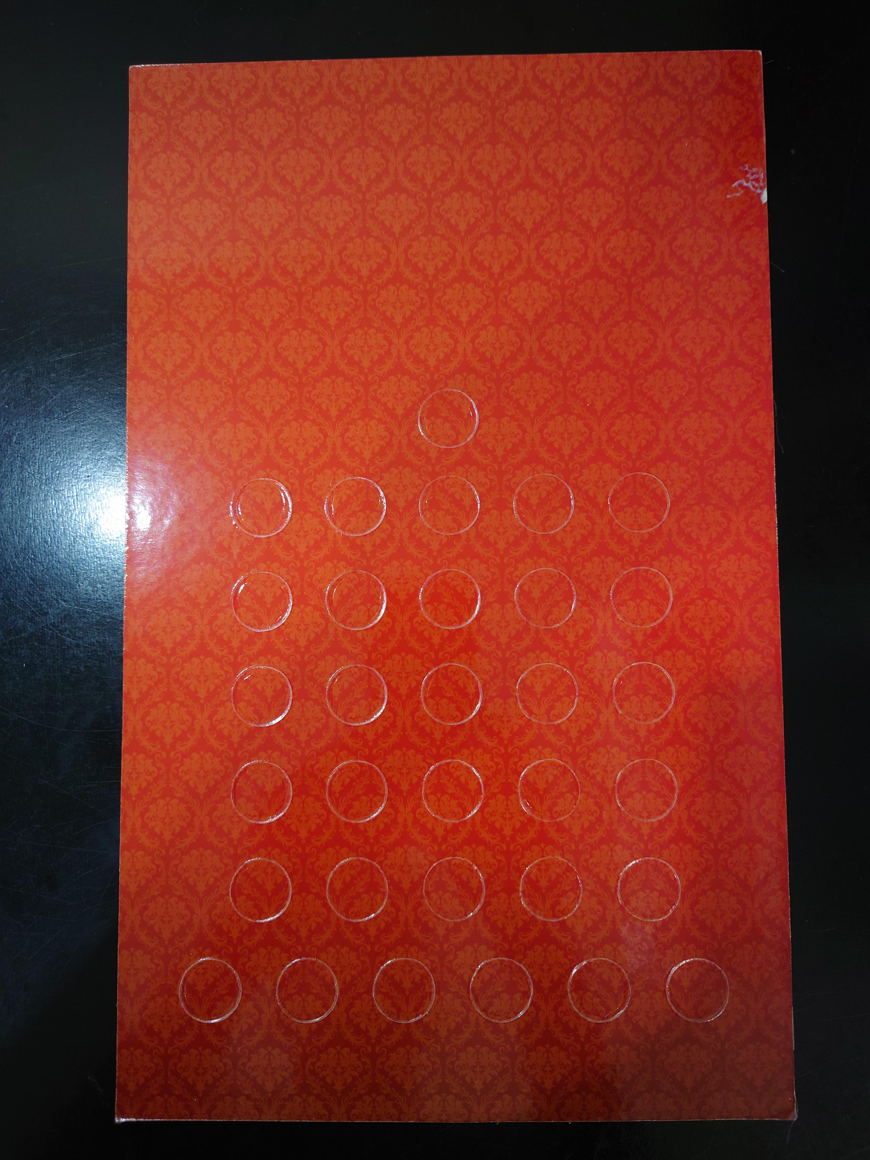 แผงใส่เหรียญ 1 บาท หมุนเวียน รัชกาลที่9 สีแดง ขนาด 35 X 21.5 เซนติเมตร