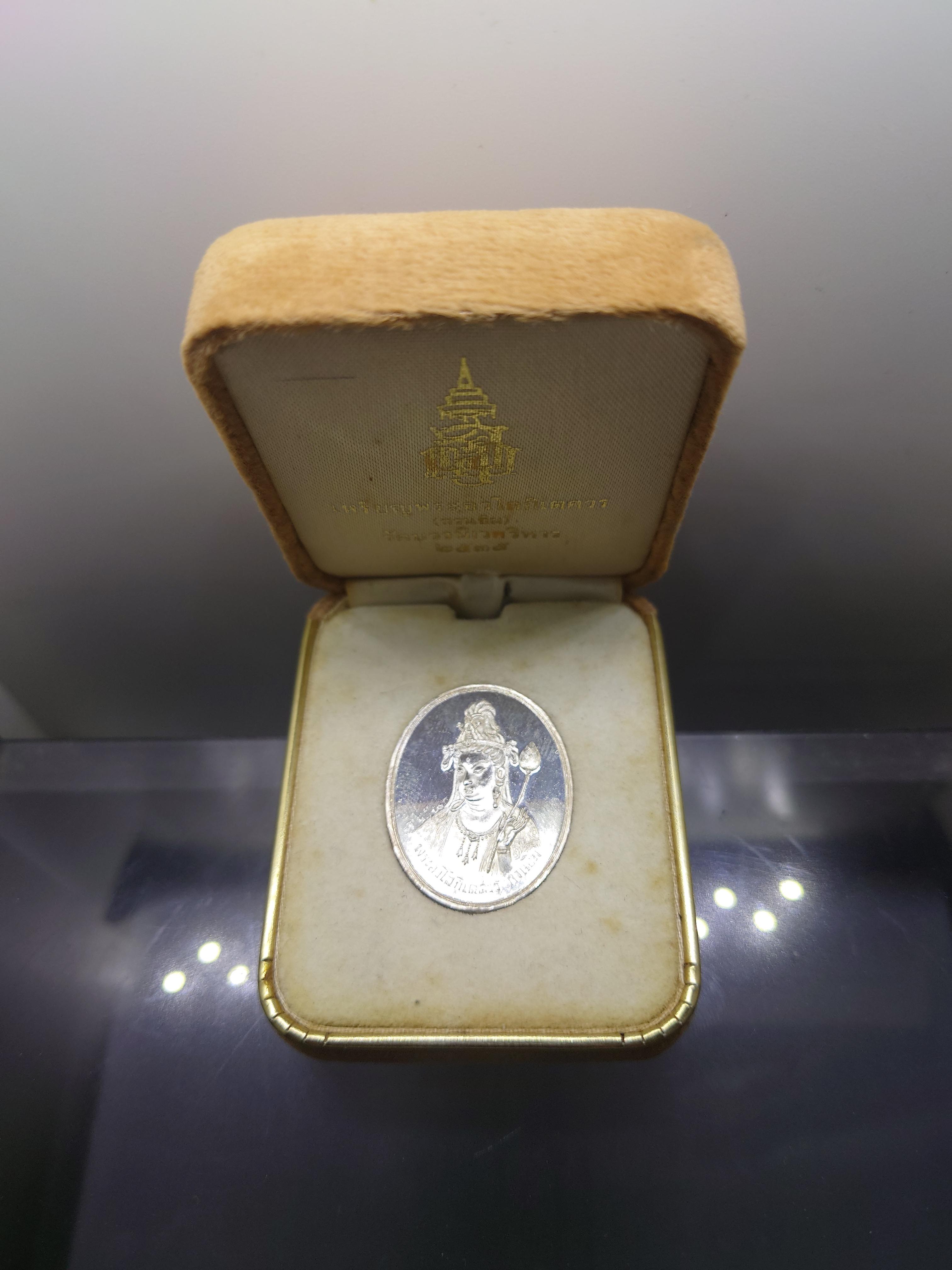 พระอวโรกิเตศวร เจ้าแม่กวนอิม หลังมังกร เนื้อเงิน วัดบวรนิเวศวิหาร ปี 2535 พร้อมกล่องเดิม