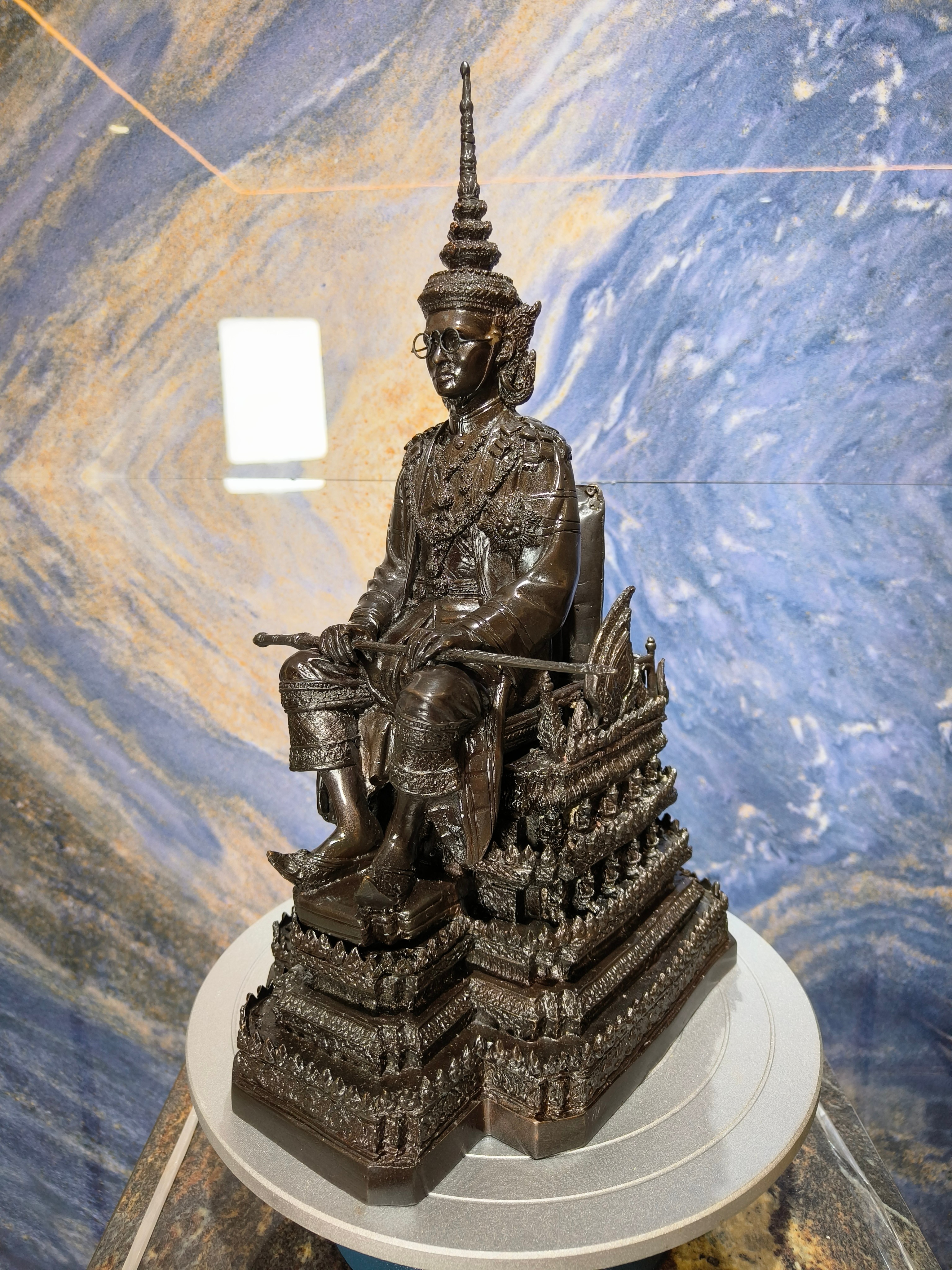 พระบรมรูปหล่อ รัชกาลที่ 9 ร.9 นั่งบัลลังก์