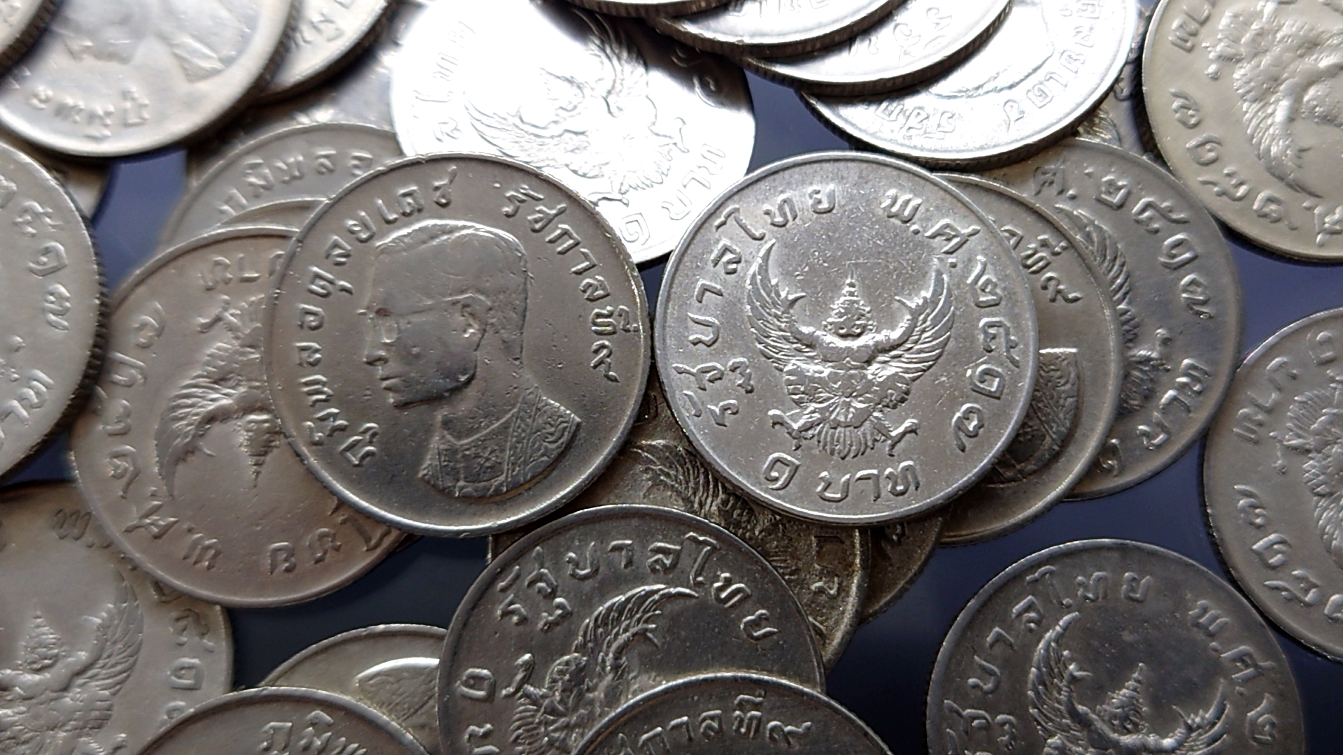 เหรียญ 1 บาท หลังครุฑ ปี 2517 สวยมีขาแว่น ผ่านใช้ ผ้านล้าง