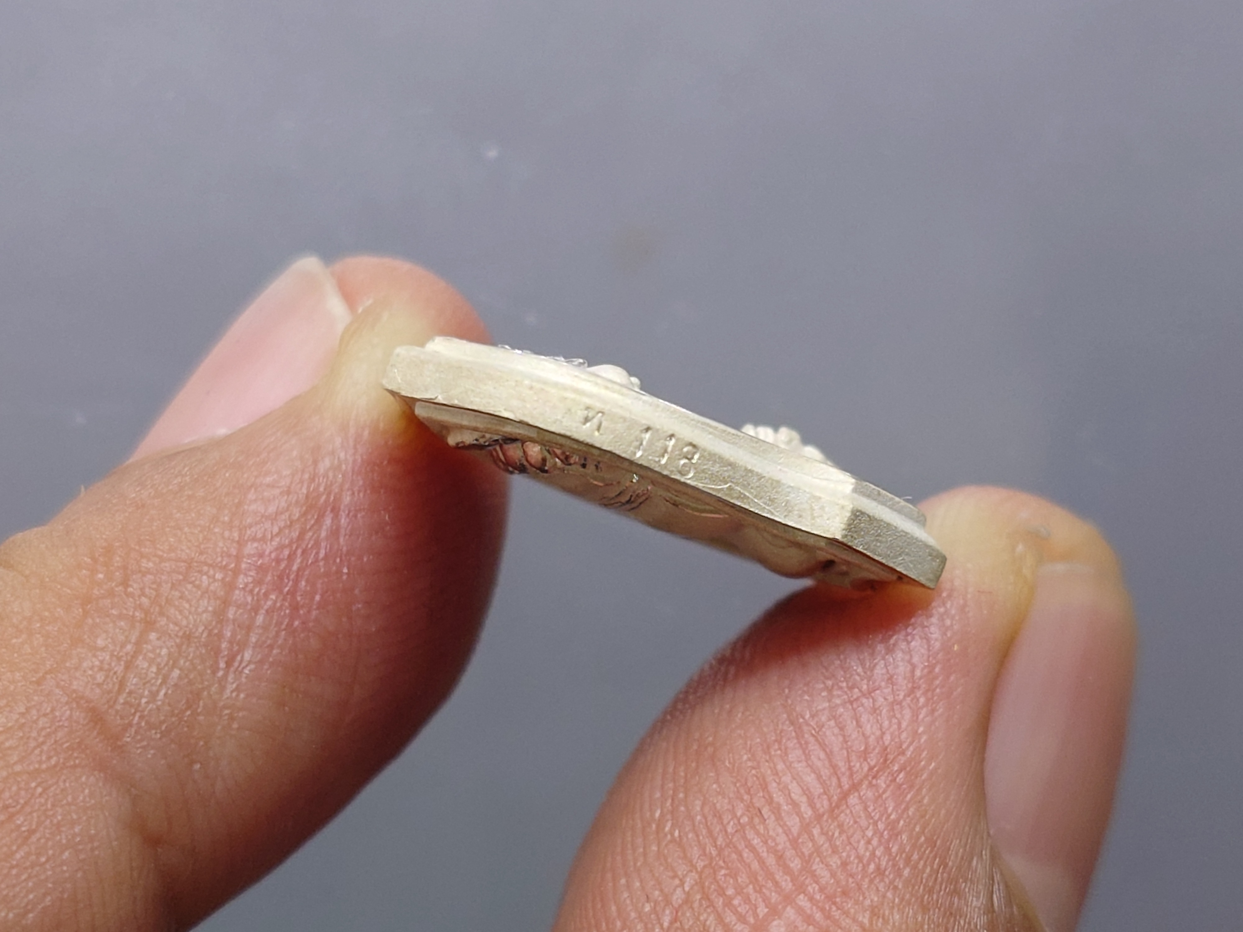 เหรียญหลวงปู่ทวด เนื้อเงิน รุ่นมงคลบารมี วัดประสาทบุญญาวาส พิมพ์อาร์ม เล็ก ขนาด 2 เซน พ.ศ.2545 พร้อมกล่องเดิม