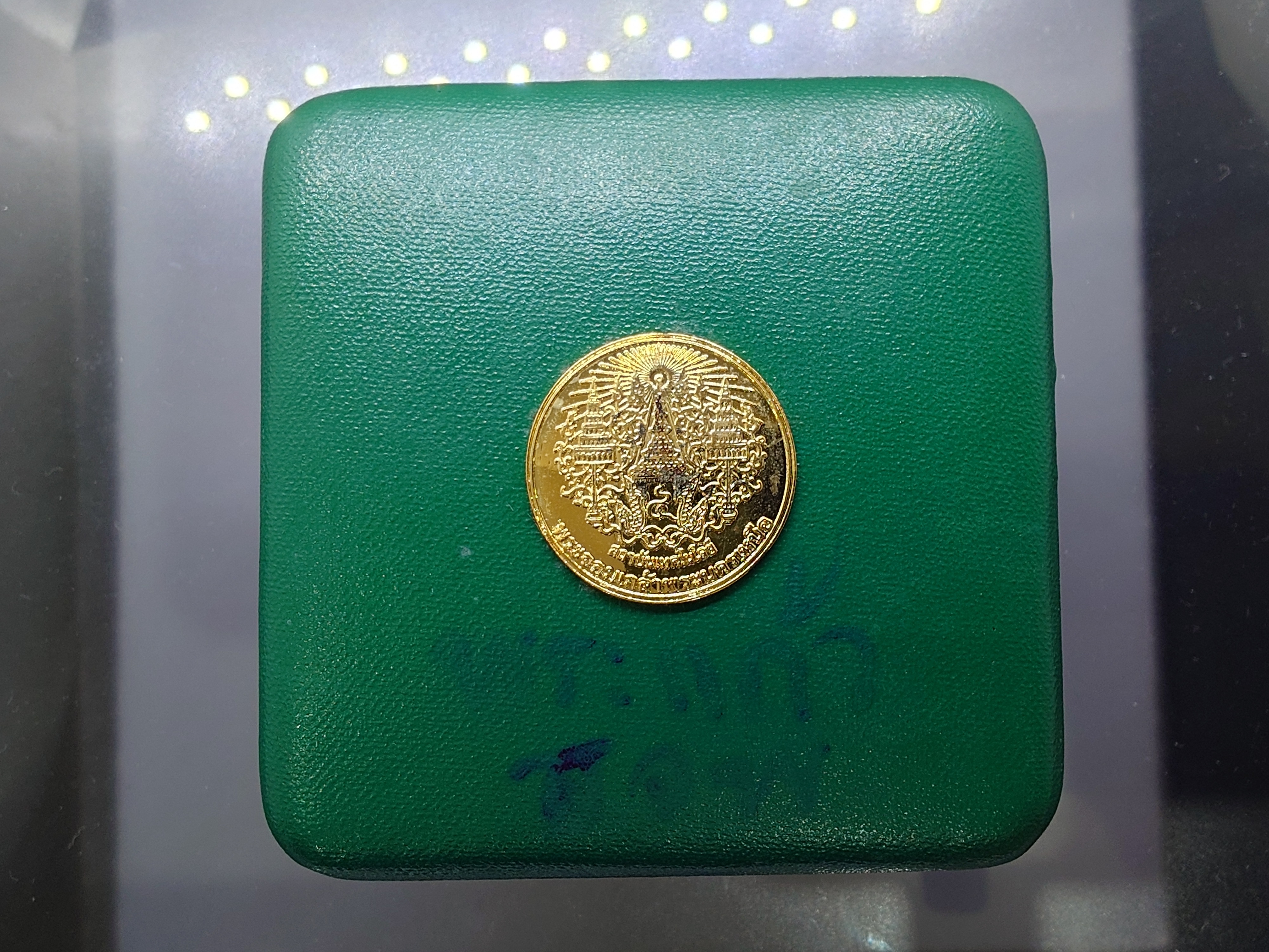 พระแก้วมรกตเครื่องทรง 3 ฤดู พระจอมเกล้าๆ เนื้อเงินขัดเงา ขนาด 4 ซ.ม.ปี2538 พร้อมกล่องเดิม