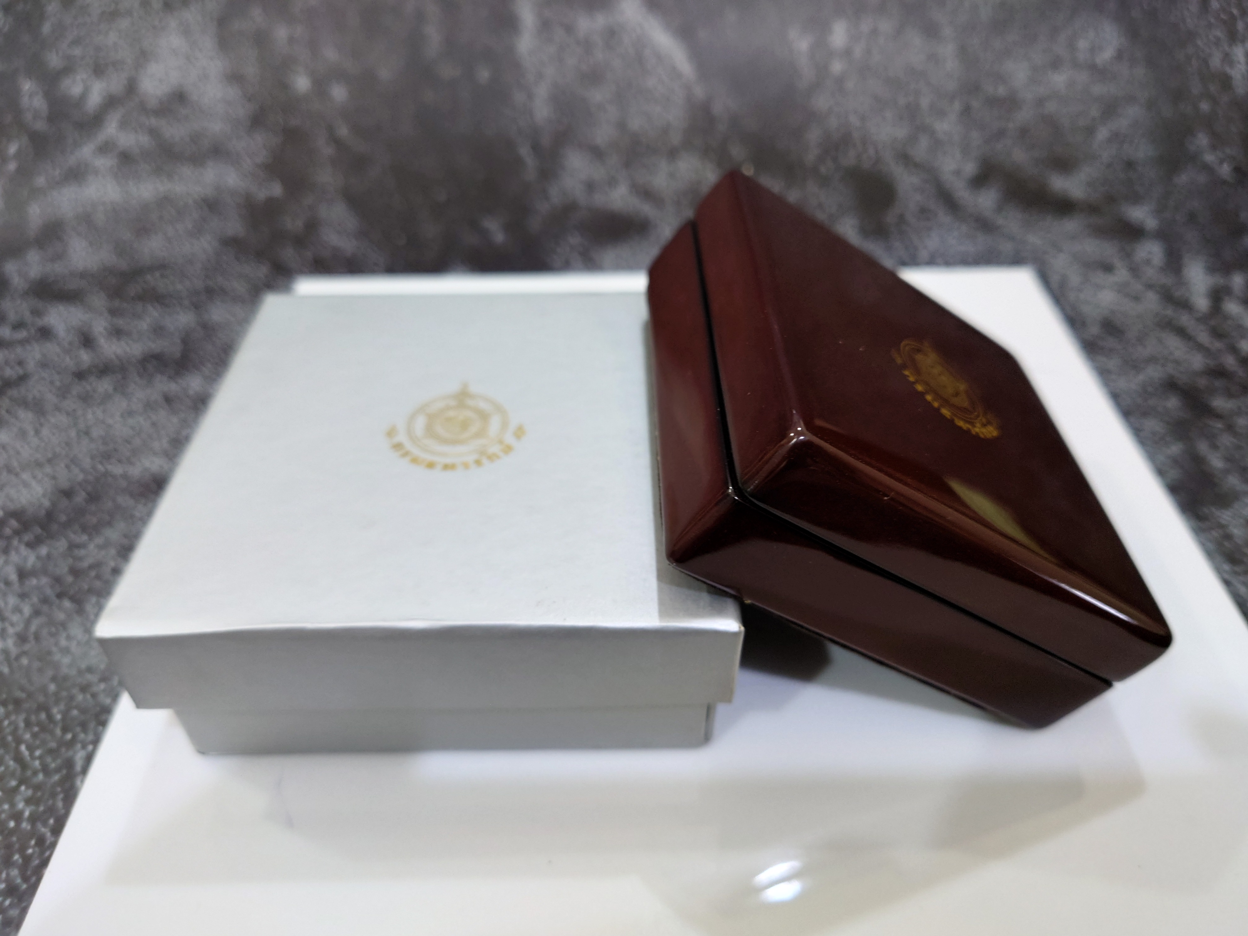 กล่องไม้ใส่เหรียญเงิน 4 เหลี่ยม (หรือใส่เหรียญขนาดตลับวงนอก 4.5 เซน) จากกรมธนารักษ์ ผ่านใช้ สภาพสวย 95 %