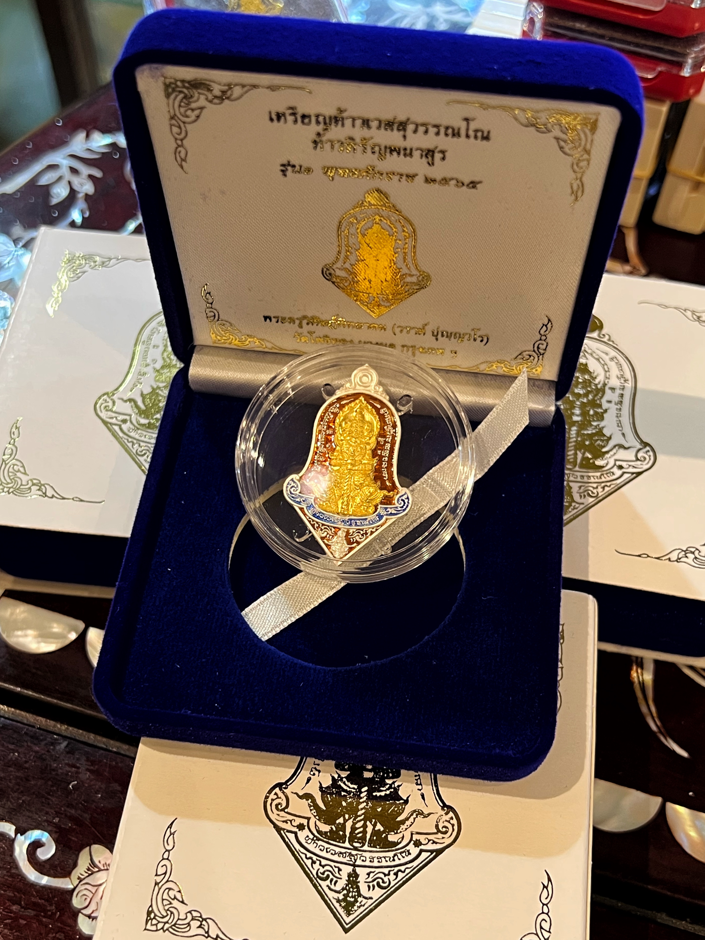 เหรียญท้าวเวสสุวรรณโณ ท้าวหิรัญพนาสูร เนื้อเงินหน้ากากทองคำลงยาสีแดง รุ่น 1 พุทธศักราช 2565