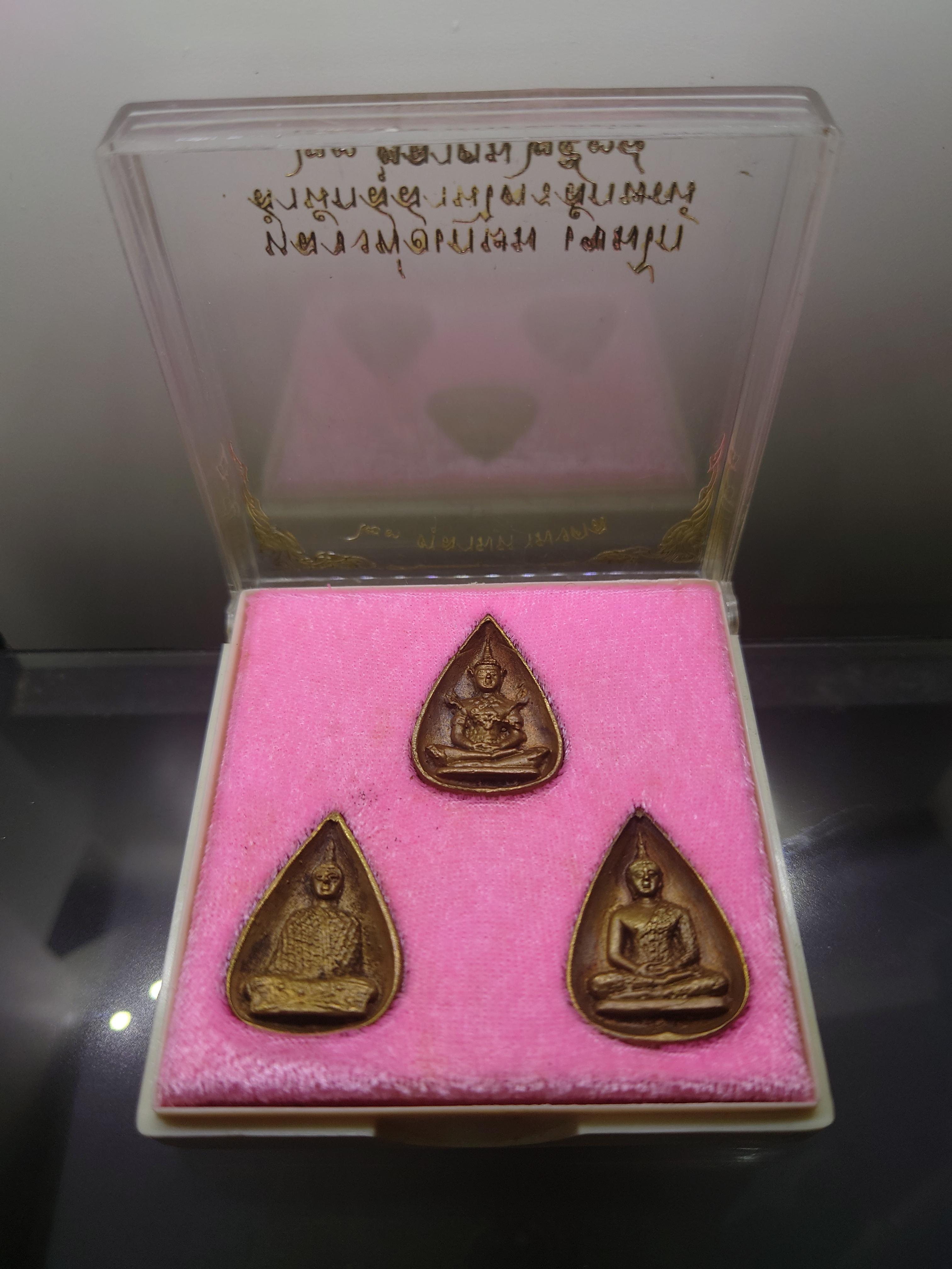 พระแก้วมรกต 3 ฤดู เนื้อนวะ รุ่น 23 ตุลามหามงคล พิมพ์ใบโพธิ หลวงพ่อเกษม เขมโก ปลุกเสก สำนักสุสานไตรลักษณ์ ลำปาง ปี2538 พร้อมกล่องเดิม