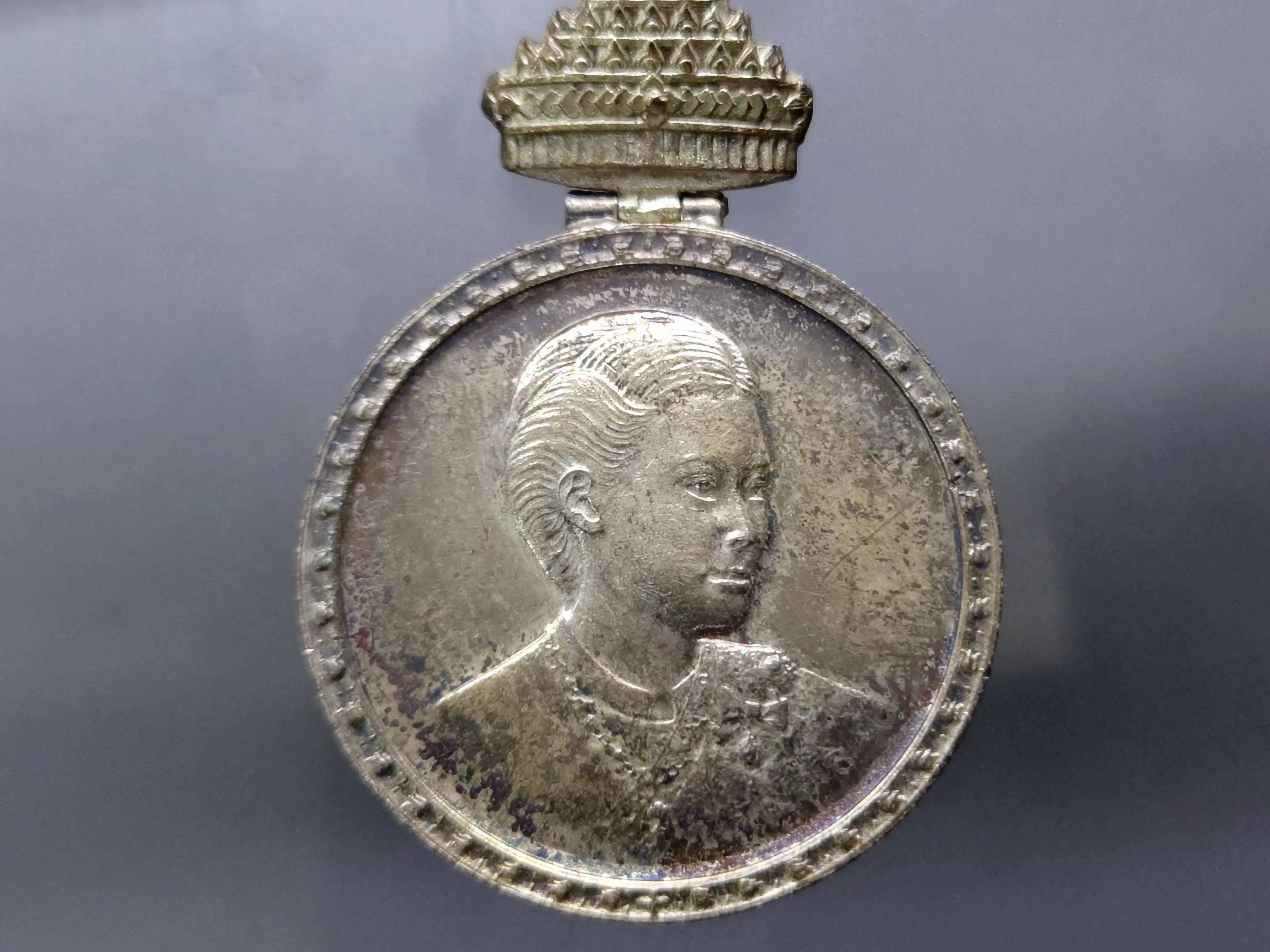 แพรแถบพระราชพิธีสถาปนา สมเด็จพระเทพๆ เนื้อเงิน 2520 แบบหญิง