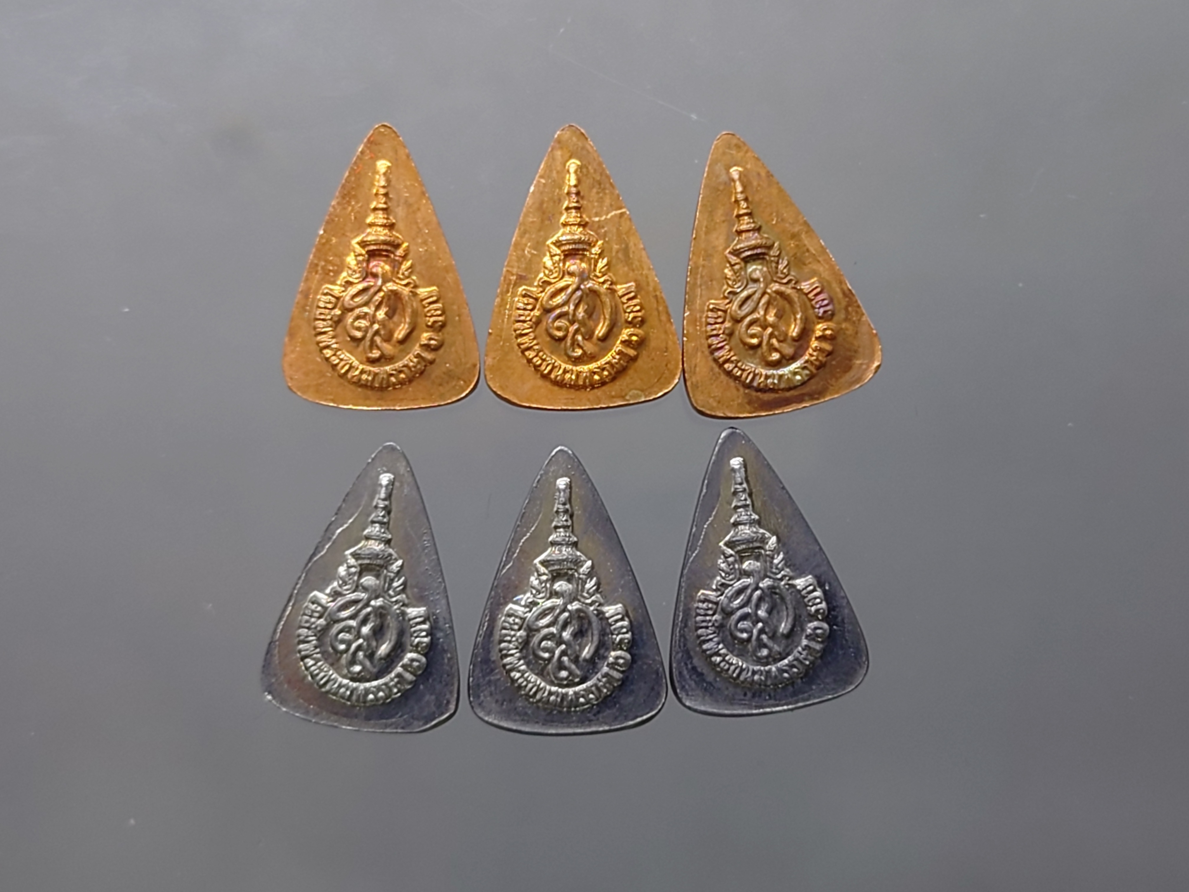 สมเด็จนางพญา (ชุด 6 เหรียญ) ที่ระลึกเฉลิมพระชนมพรรษา 6 รอบ ราชินีนาถ หลัง สก.สภาผู้แทนราษฎร จัดสร้าง ปี 2547 พร้อมกล่องเดิม