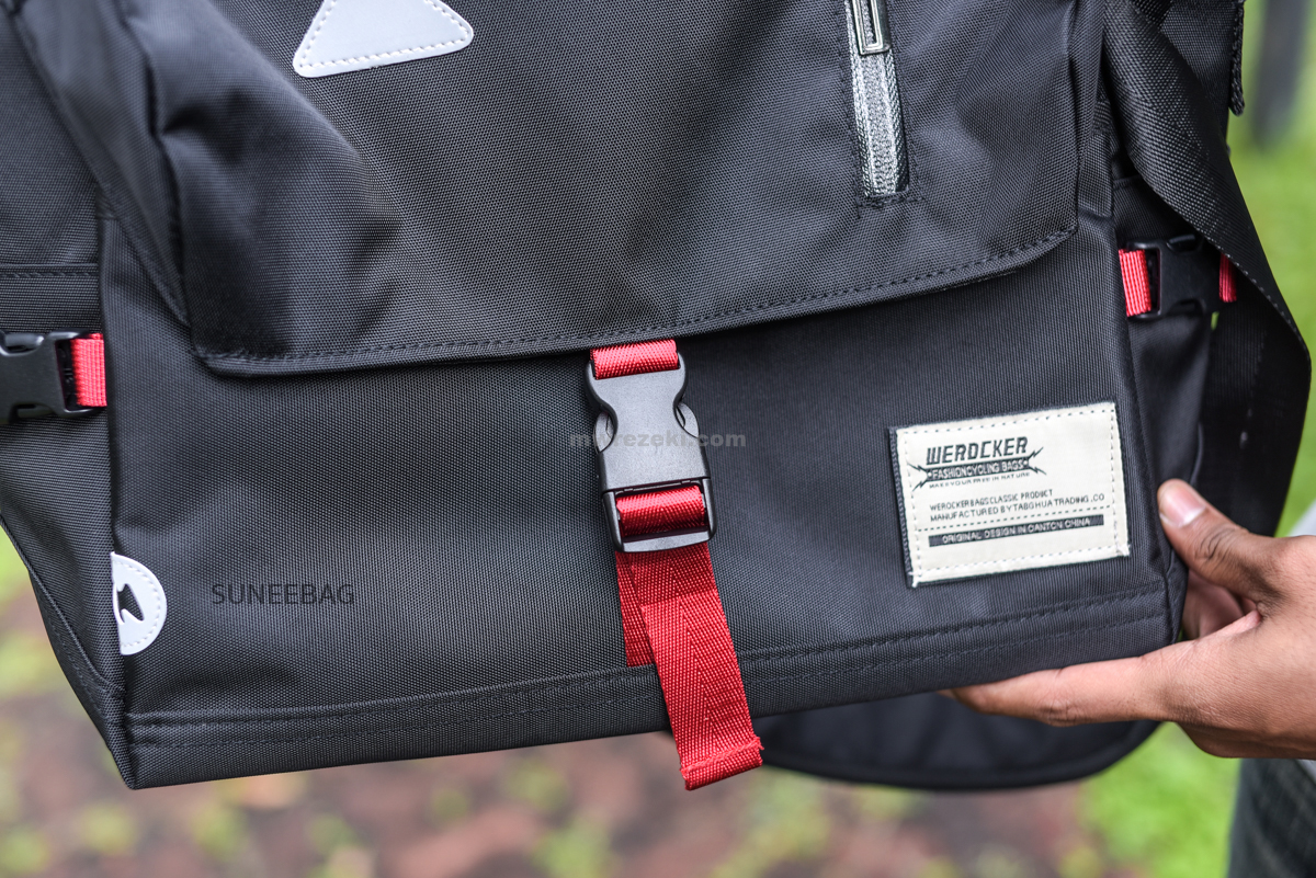 กระเป๋าสะพายข้างผู้ชาย เนื้อผ้า Oxford Spinning กันน้ำสีดำ รหัส A014