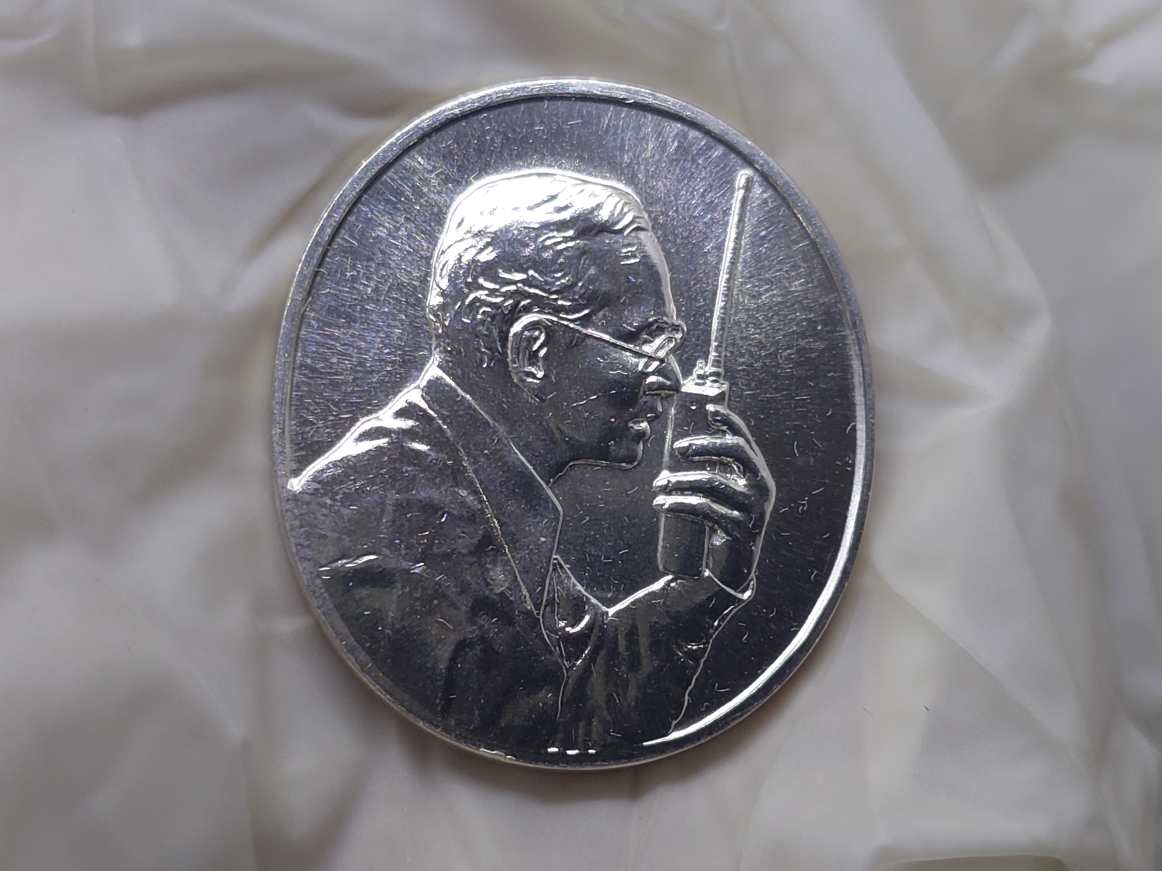 เหรียญในหลวงทรง วอ.เนื้อเงิน ที่ระลึกเฉลิมพระเกียรติพระราชกรณียกิจด้านการสื่อสาร พศ.2539 พร้อมกล่องเดิมๆ