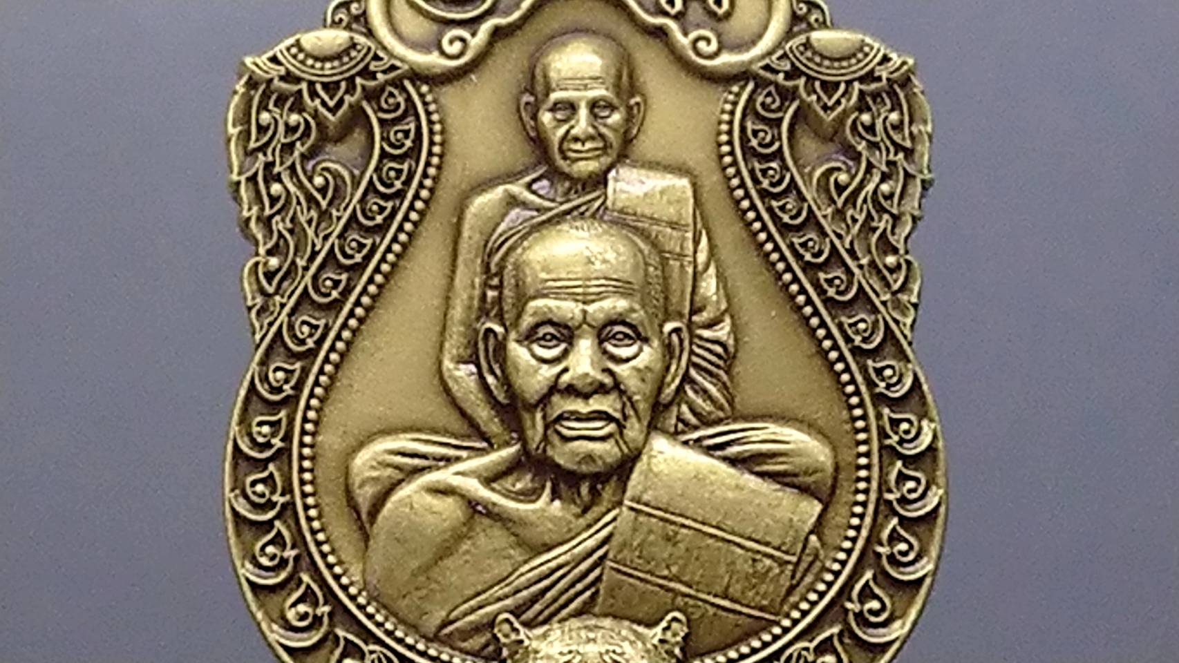 เหรียญเสมาเสือคาบดาบ 3 เนื้อทองทิพย์ซาติน หลังเสือคู่ หลวงพ่อพัฒน์ วัดห้วยด้วน โคท 300 ปี2564