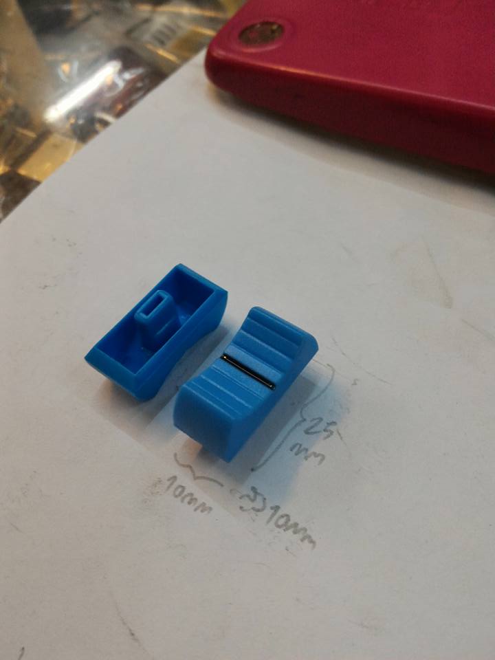 ลูกบิดโวลุ่มสไลด์,ลูกเลื่อนโวลุ่มสไลด์ขนาดกว้าง10มมxยาว25มมxหนา10มม(10x10x25mm)สีฟ้าราคา