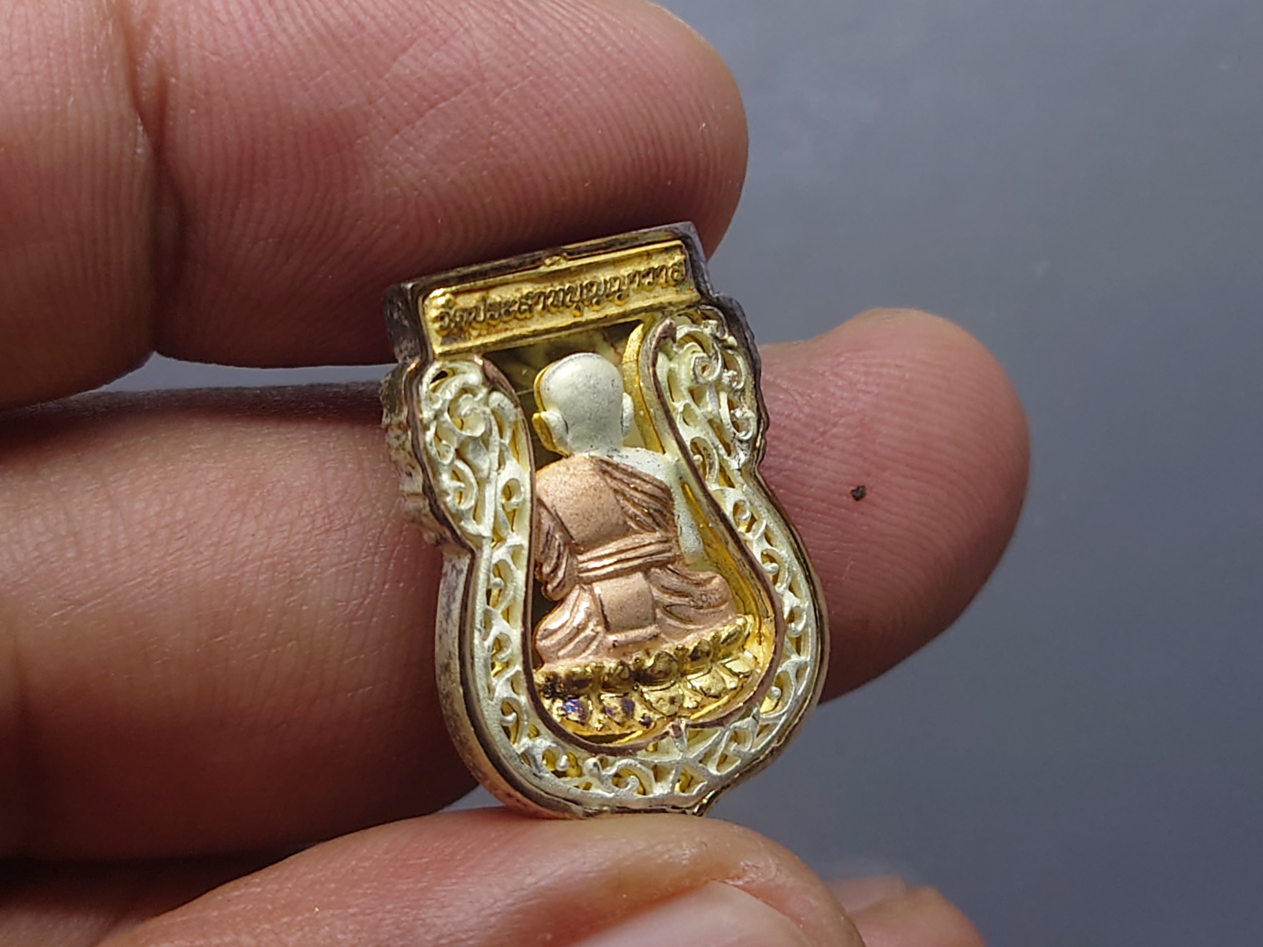 เหรียญหลวงปู่ทวด เนื้อเงิน สามกษัตริย์ รุ่นมงคลบารมี พิมพ์เสมา ขนาดสูง 2.3 ซ.ม.วัดประสาทบุญญาวาส พ.ศ.2545 พร้อมกล่องเดิม