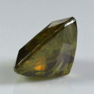 **ขายแล้ว**สฟีน (Sphene) 3.05 กะรัต หายาก รูปสามเหลี่ยม