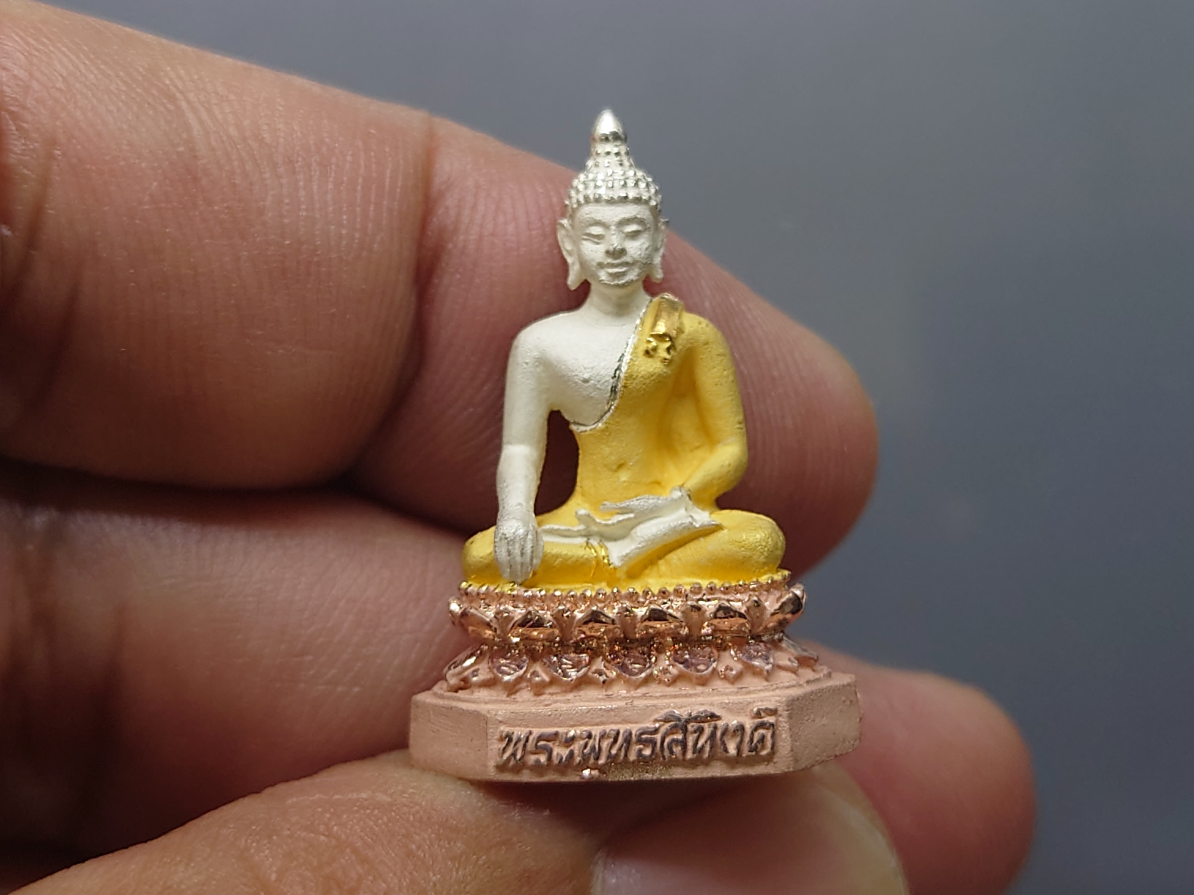 พระพุทธสิหิงค์ เนื้อเงินพ่นทราย สามกษัตริย์ ขัดเงาบางส่วน รุ่น สิงห์40 วัดพระสิงห์ จ.เชียงใหม่ ขนาดสูง 2.8 เซน พ.ศ.2540 ไม่มีกล่อง