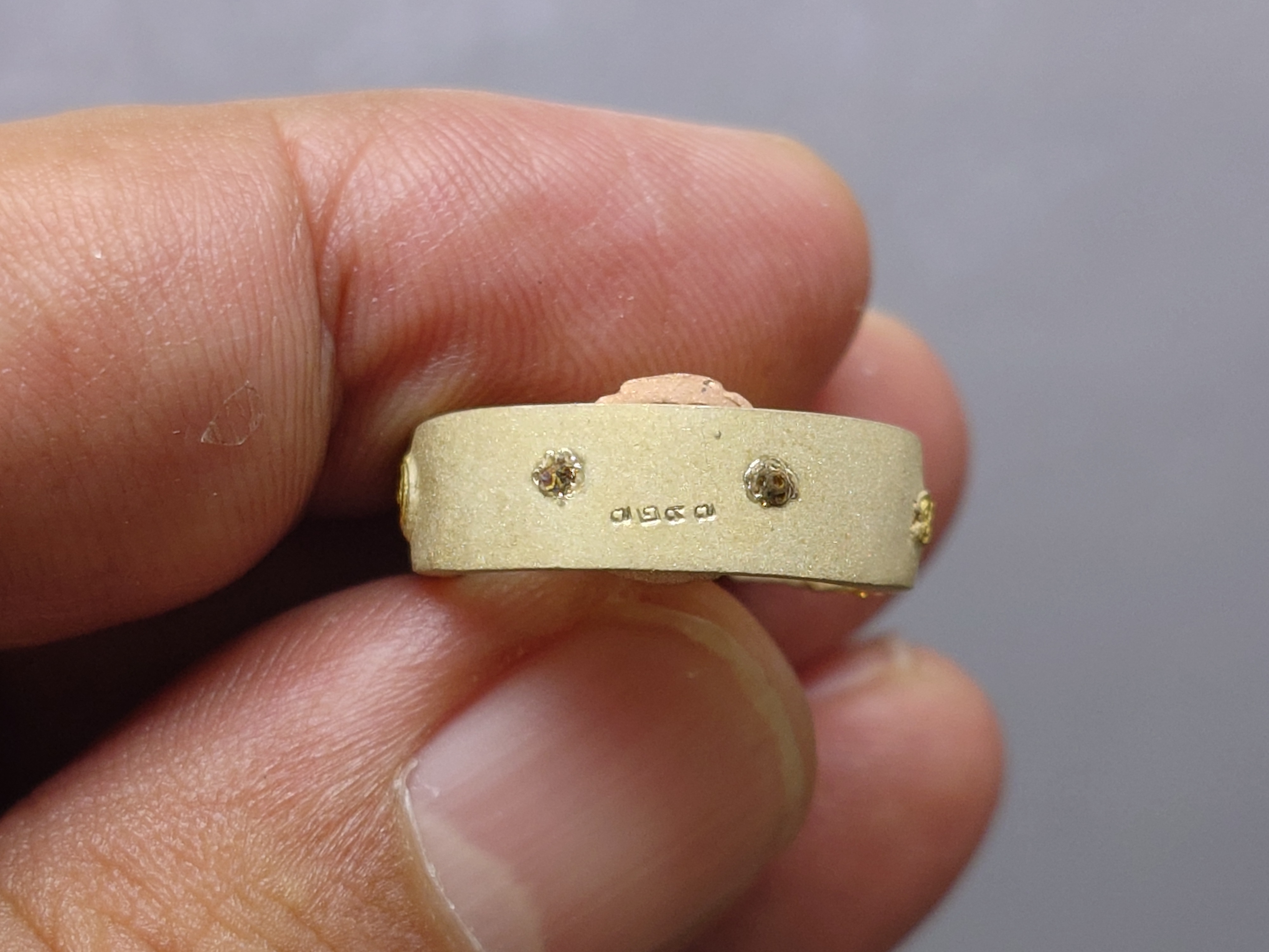 พระแก้ว 75 พรรษา รัชกาลที่9 เนื้อเงินสามกษัตริย์ พิมพ์หยดน้ำ ขนาดสูง 2.8 เซน ปี2545 พร้อมกล่องเดิม