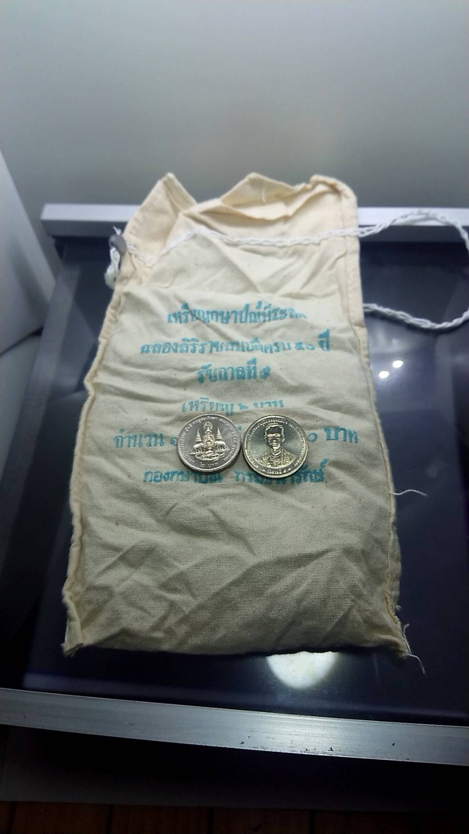 เหรียญยกถุง 100 เหรียญ เหรียญ 2 บาท ที่ระลึกพระราชพิธีกาญจนาภิเษก ปี2539 ไม่ผ่านใช้