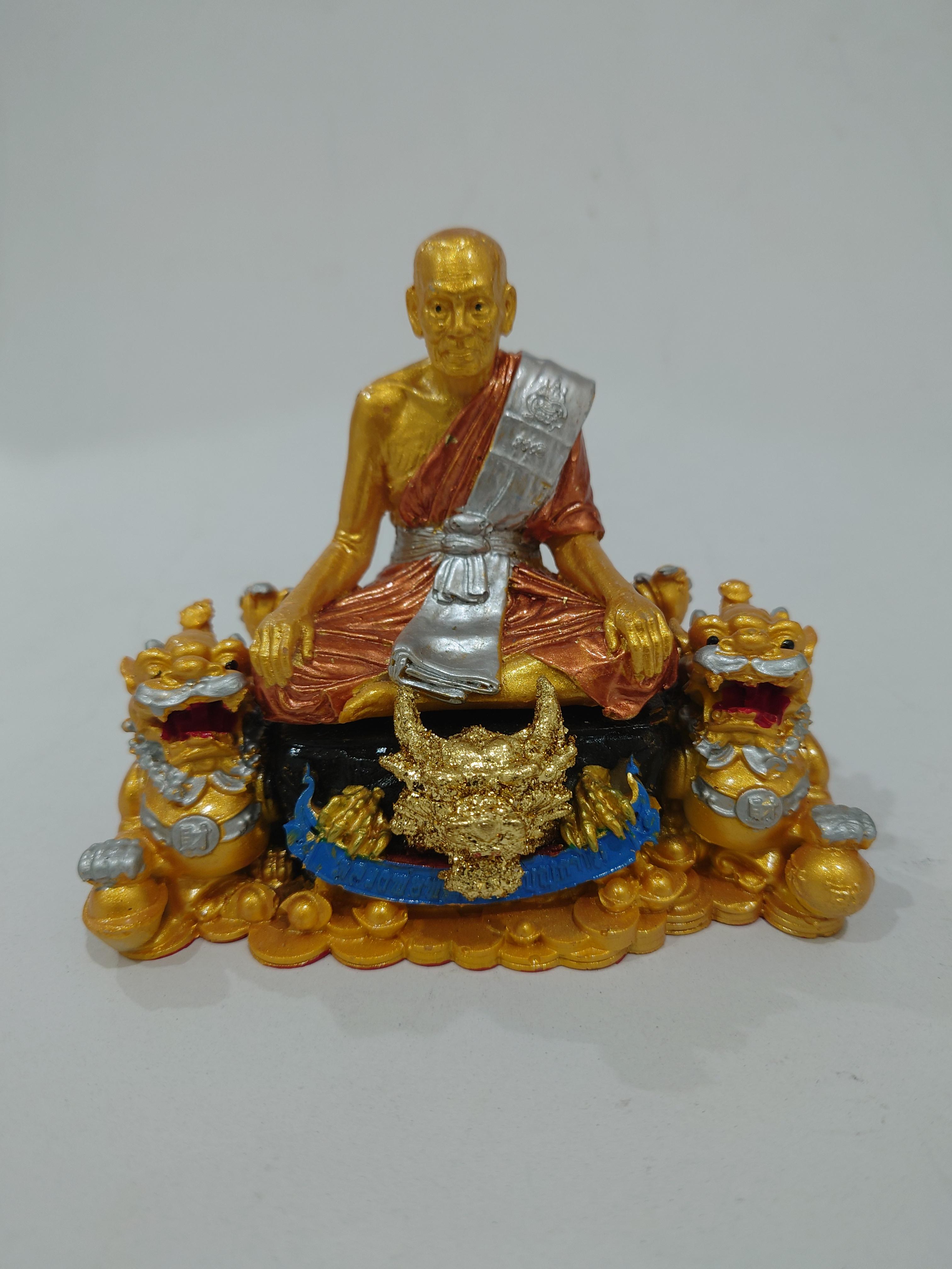 พระบูชา(ตั้งหน้ารถ) รุ่นรวยโชคลาภ 100 ปี เนื้อเรซิ่น องค์พระ 3 K มังกรทอง ปี่เซี่ยทอง หลวงพ่อพัฒน์ วัดห้วยด้วน โคท 50