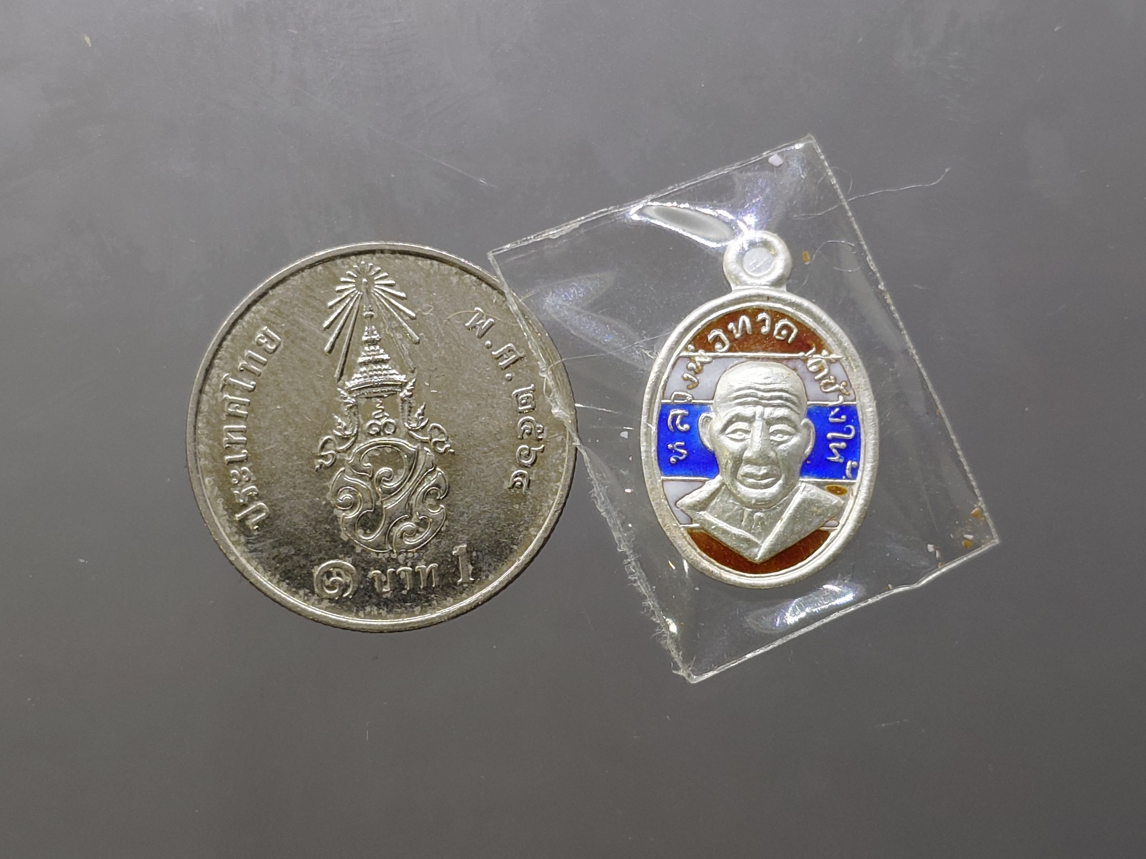 หลวงพ่อทวด เหยียบน้ำทะเลจืด (เหรียญเม็ดแตง) เนื้อเงินลงยาลายธงชาติ รุ่น 100 ปี อาจารย์ทิม พ.ศ.2555 พร้อมตลับเดิม