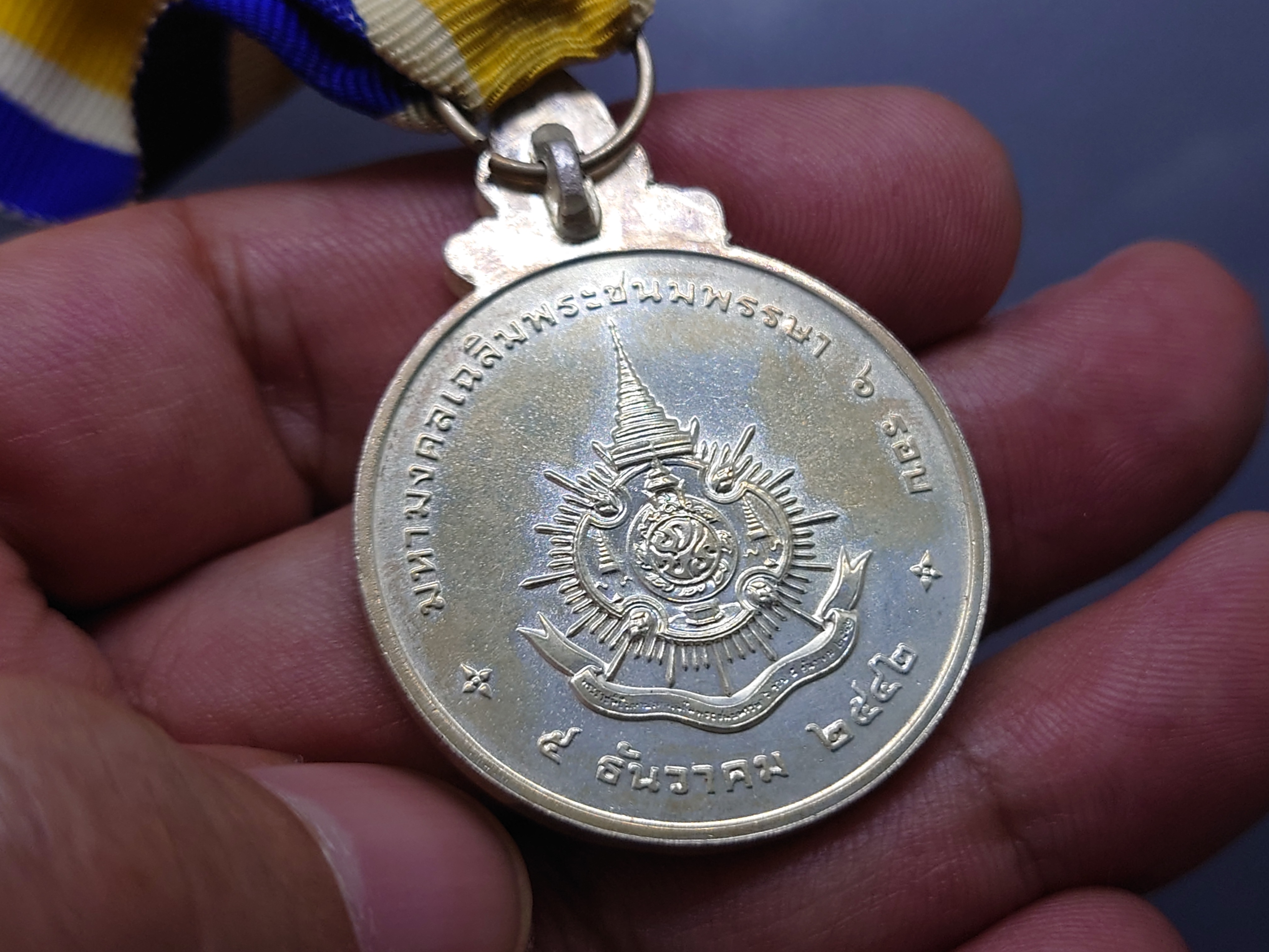 เหรียญแพรแถบ เนื้อเงิน ที่ระลึกมหามงคลเฉลิมพระชนมพรรษา 6 รอบ รัชกาลที่ 9 พ.ศ.2542 แบบชาย