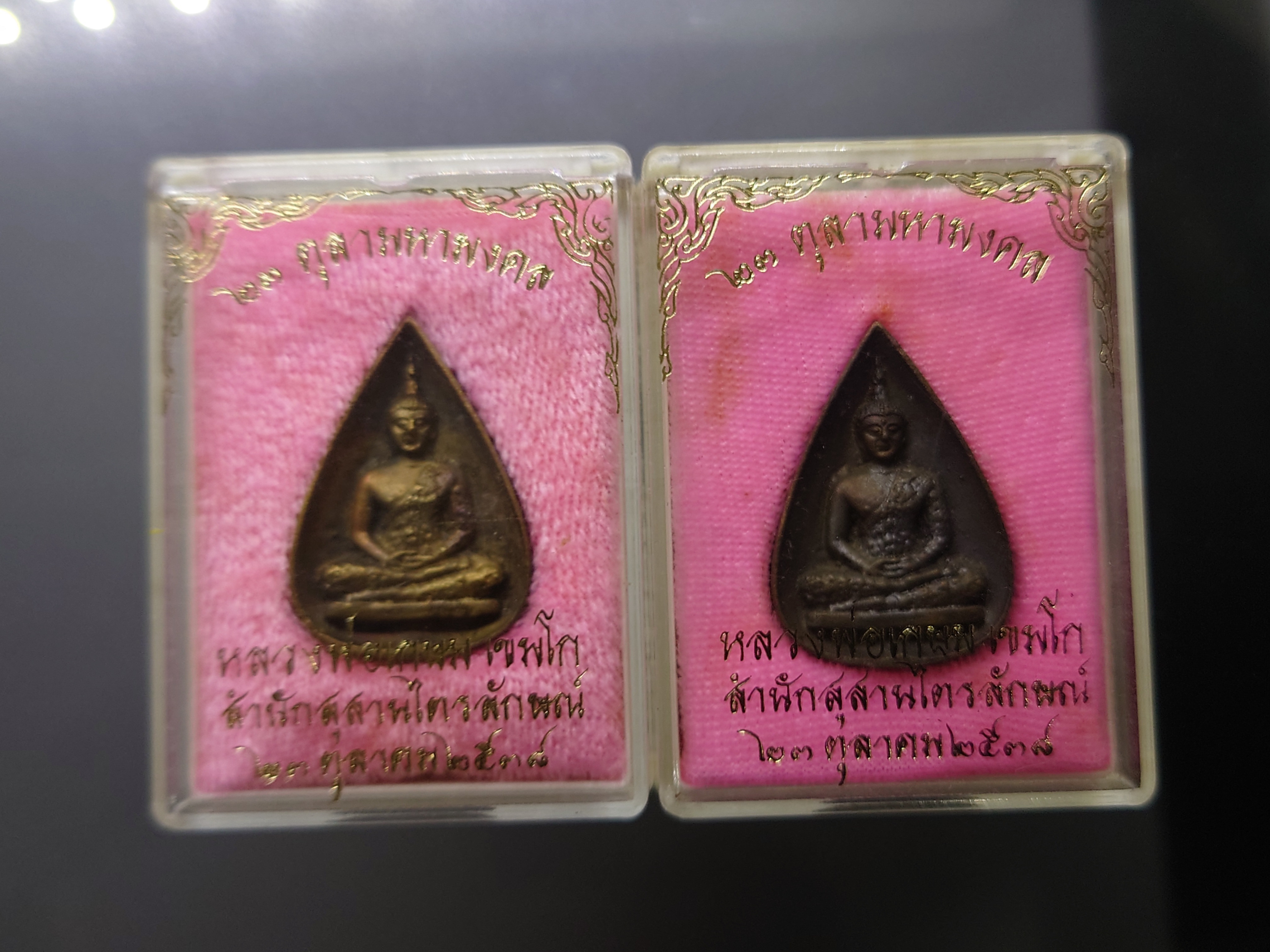 พระแก้วมรกต ทรงเครื่องฤดูฝน เนื้อนวะ รุ่น 23 ตุลามหามงคล พิมพ์ใบโพธิ หลวงพ่อเกษม เขมโก ปลุกเสก สำนักสุสานไตรลักษณ์ ลำปาง ปี2538 พร้อมกล่องเดิม