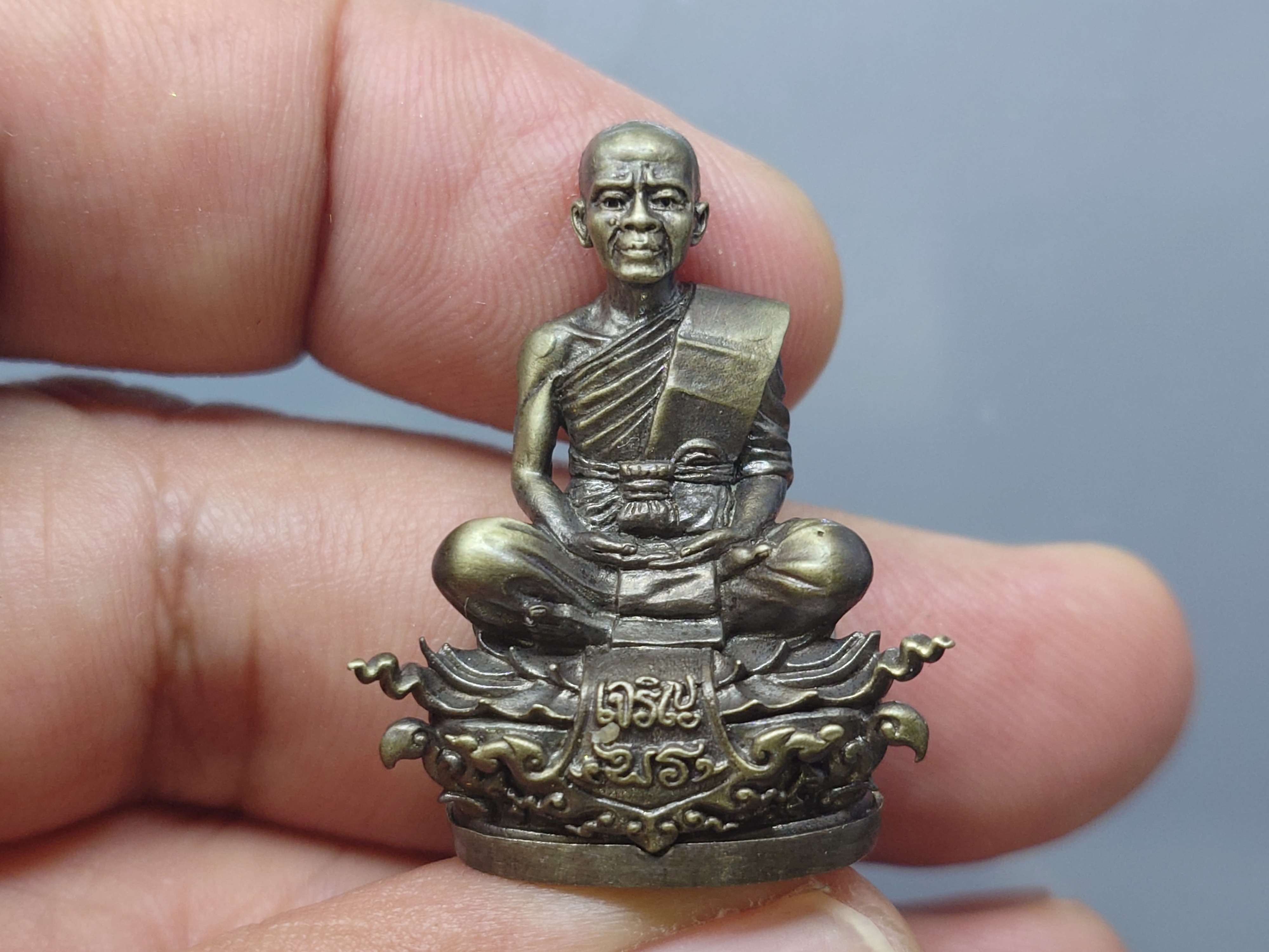 พระกริ่งเจริญพร ๑๙ เนื้อชนวนเงิน หลวงพ่อคูณ วัดบ้านไร่ โคท ๑๒๖๙ พร้อมกล่องเดิม ใบเซอร์ พ.ศ.2557 รับประกันแท้ ทันหลวงพ่อ