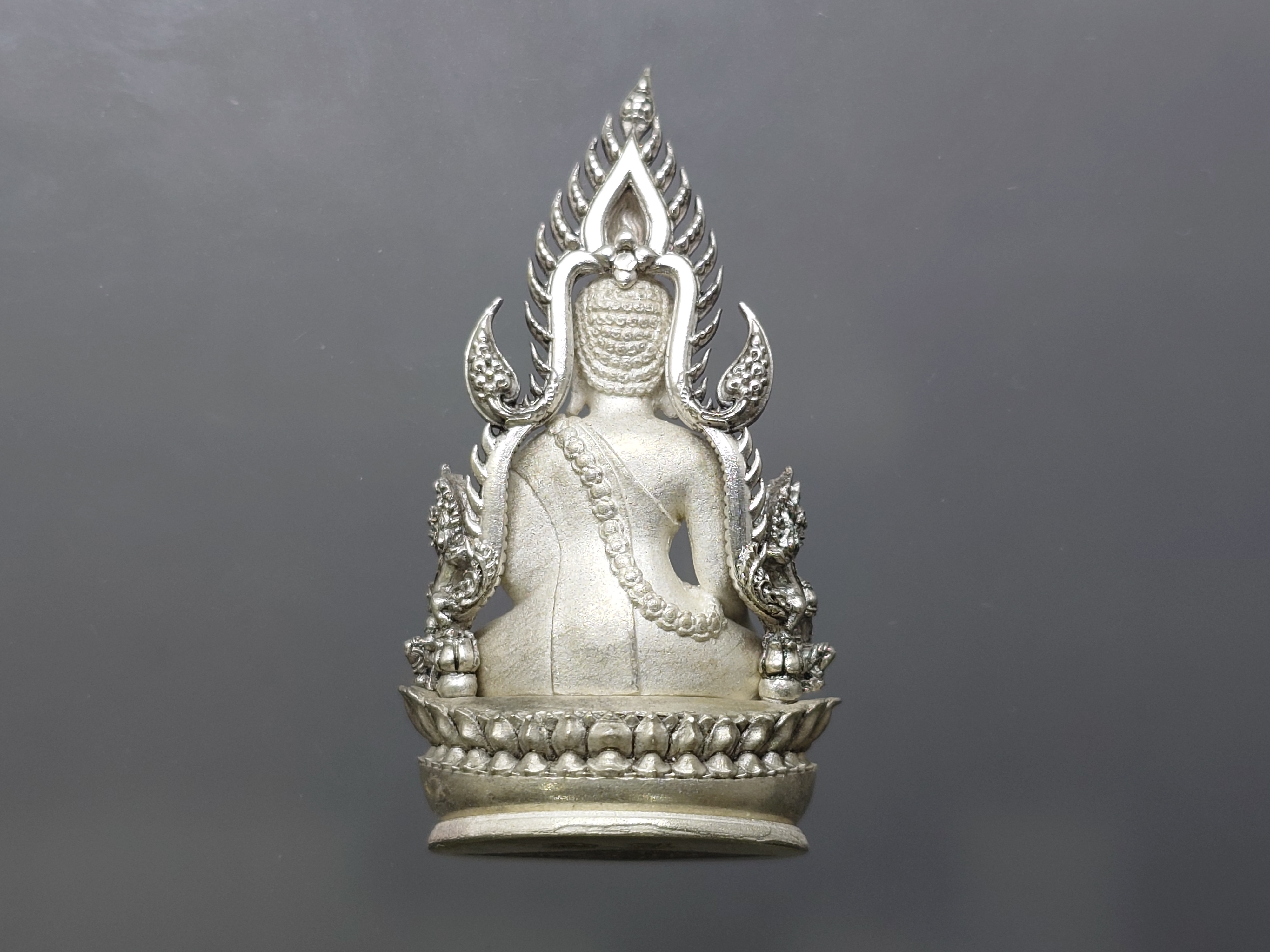 พระพุทธชินราช รุ่นจอมราชันย์ พิมพ์ลอยองค์ฉลุ เนื้อเงิน วัดพระศรีรัตนมหาธาตุ พิษณุโลก ปี2555 พร้อมกล่องเดิม